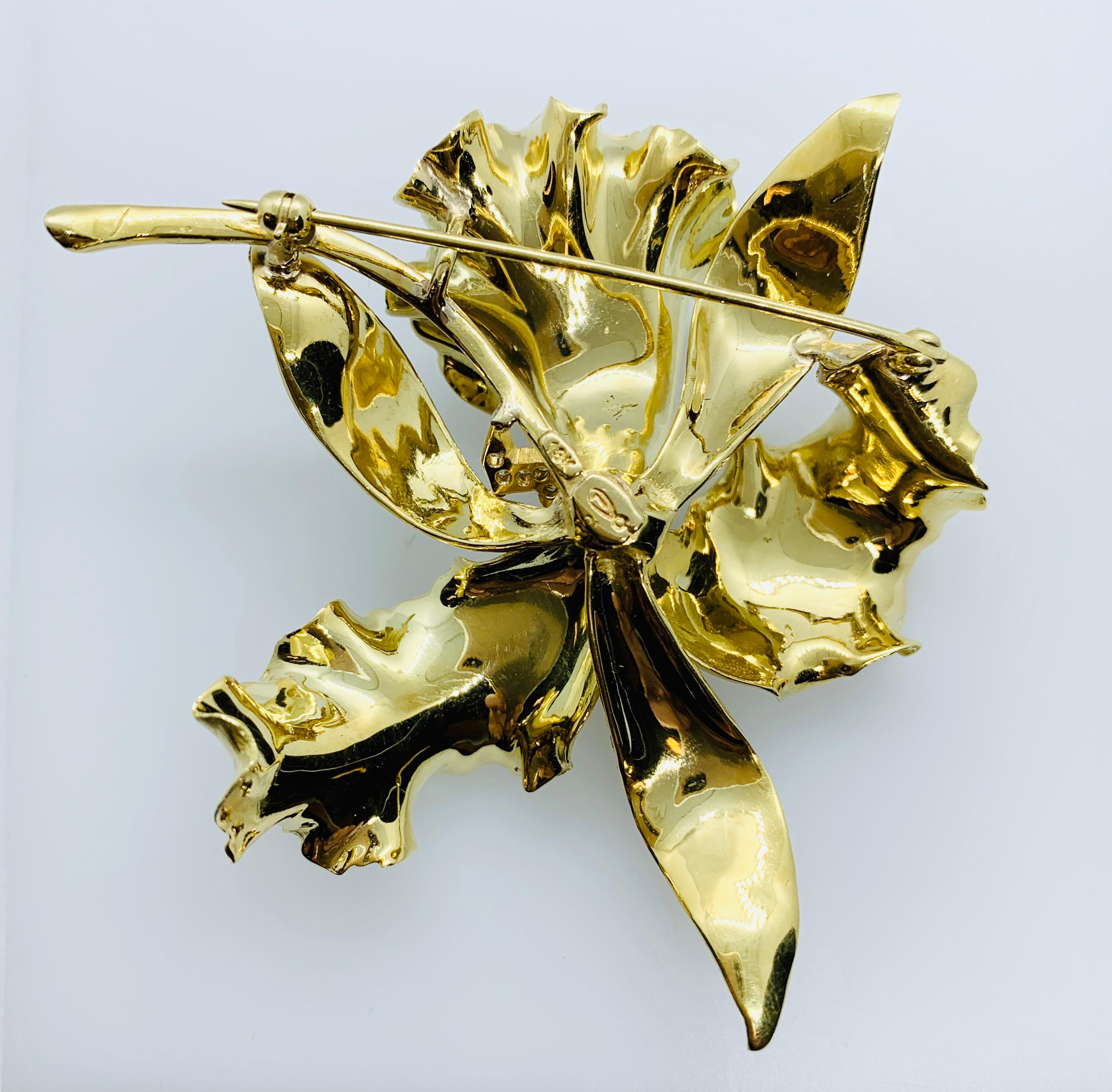 Round Cut Vintage Peter Lindeman 18 Karat Yellow Gold and Diamond Floral Brooch