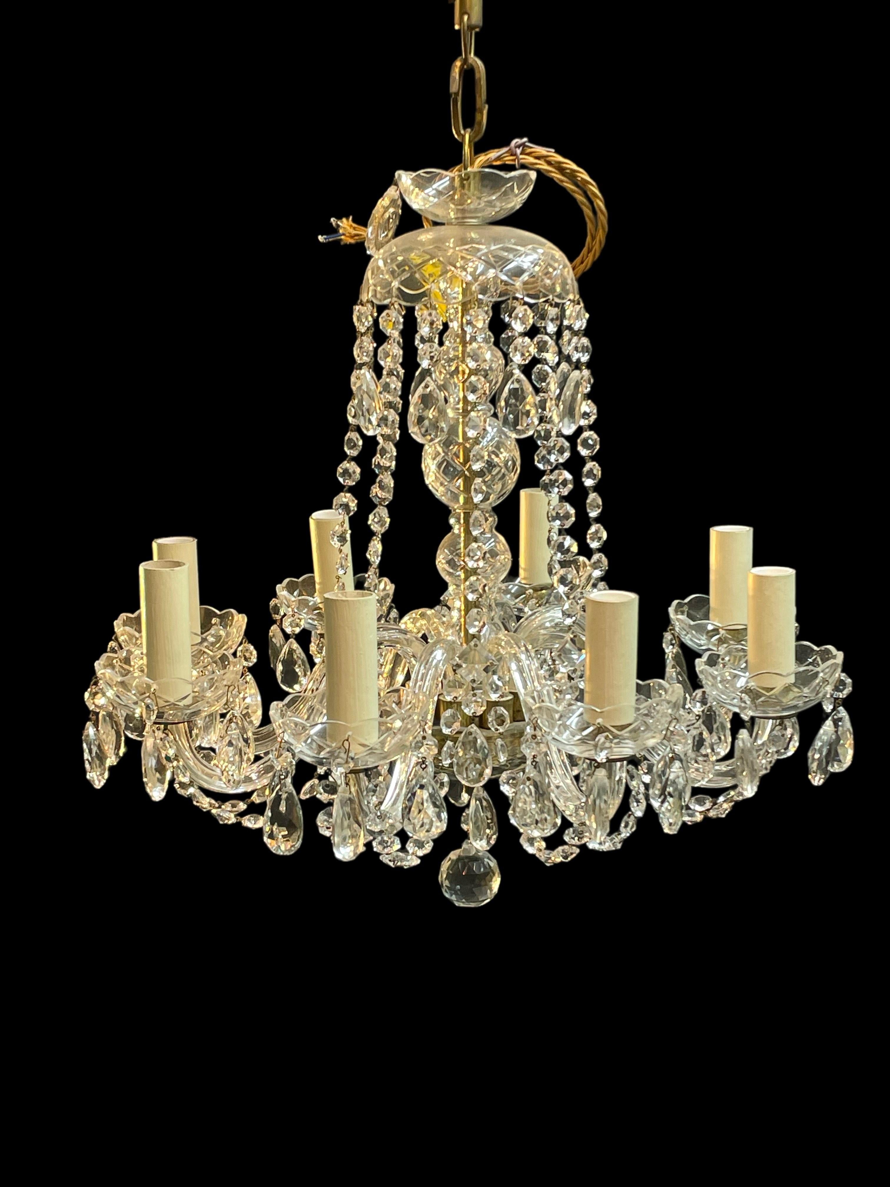 Questo bellissimo, piccolo e femminile lampadario vintage in cristallo di Boemia è dotato di 8 eleganti bracci che lo rendono un'aggiunta straordinaria a qualsiasi camerino, camera da letto o zona living.

È disponibile una coppia, ciascuna