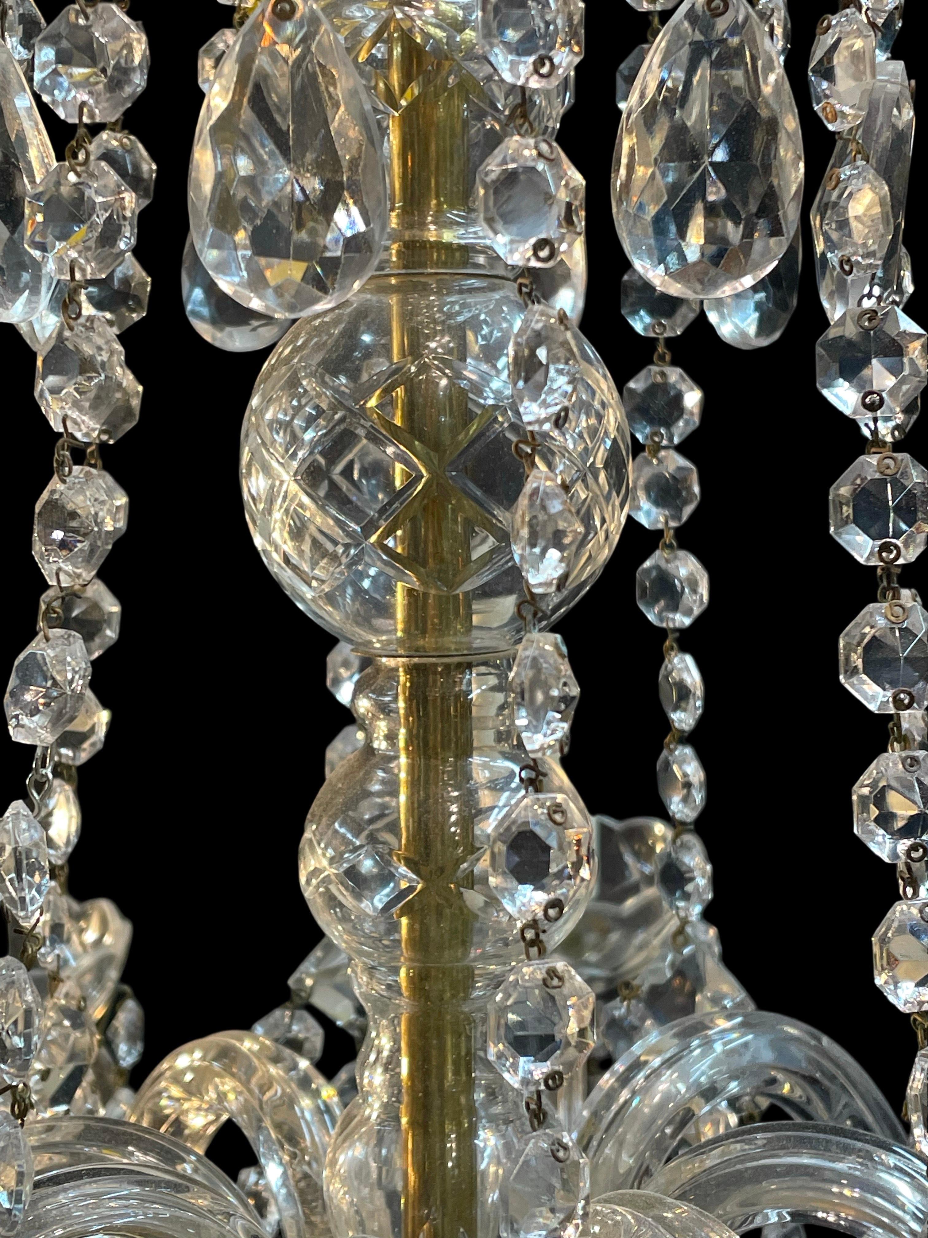 Ottone Lampadario di cristallo vintage a 8 bracci in stile boemo in vendita