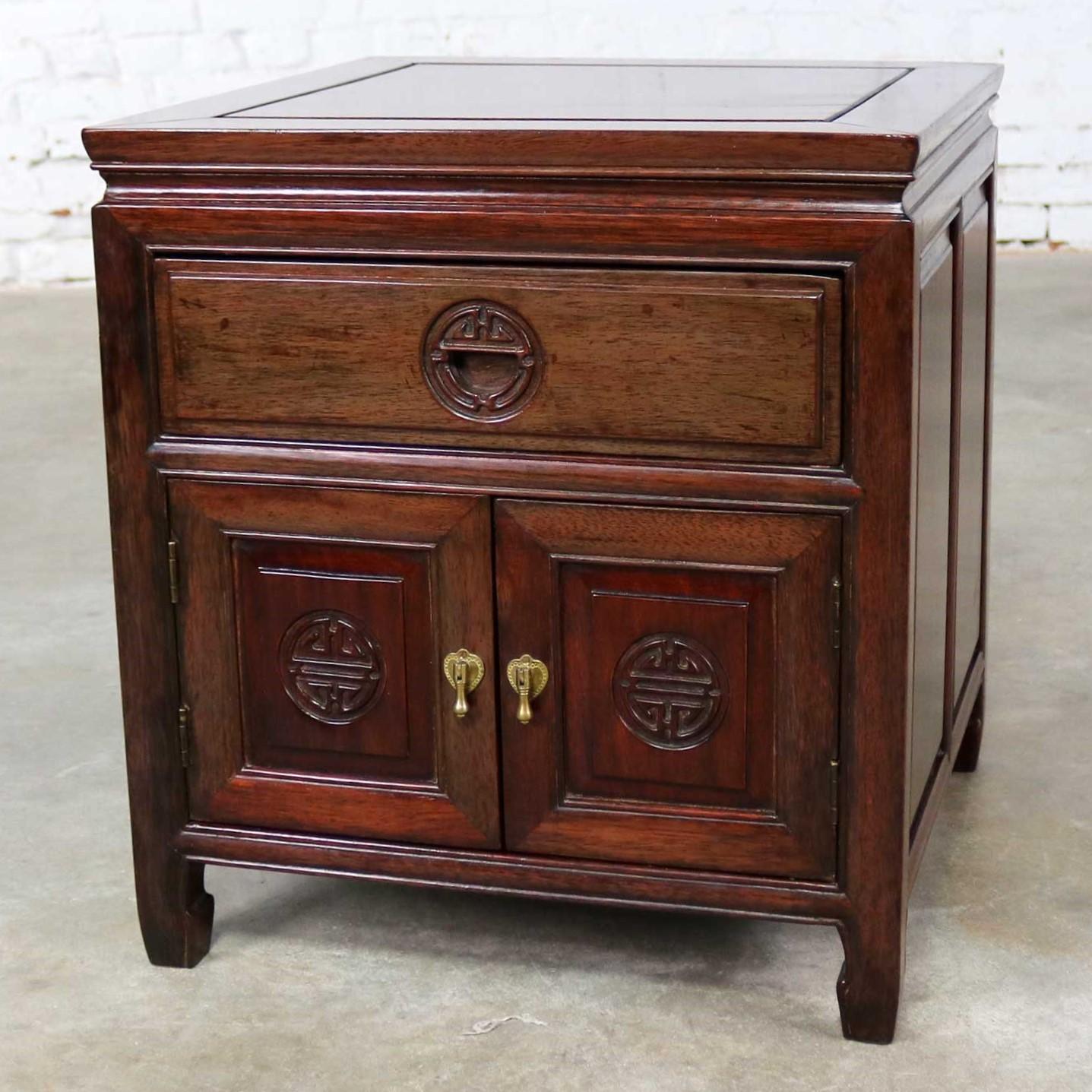Handsome petite Asian rosewood square end table storage cabinet done in the style of George Zee of Hong Kong. It is in wonderful vintage condition with no outstanding flaws. Please see photos, circa late 20th century. 

When nothing else will