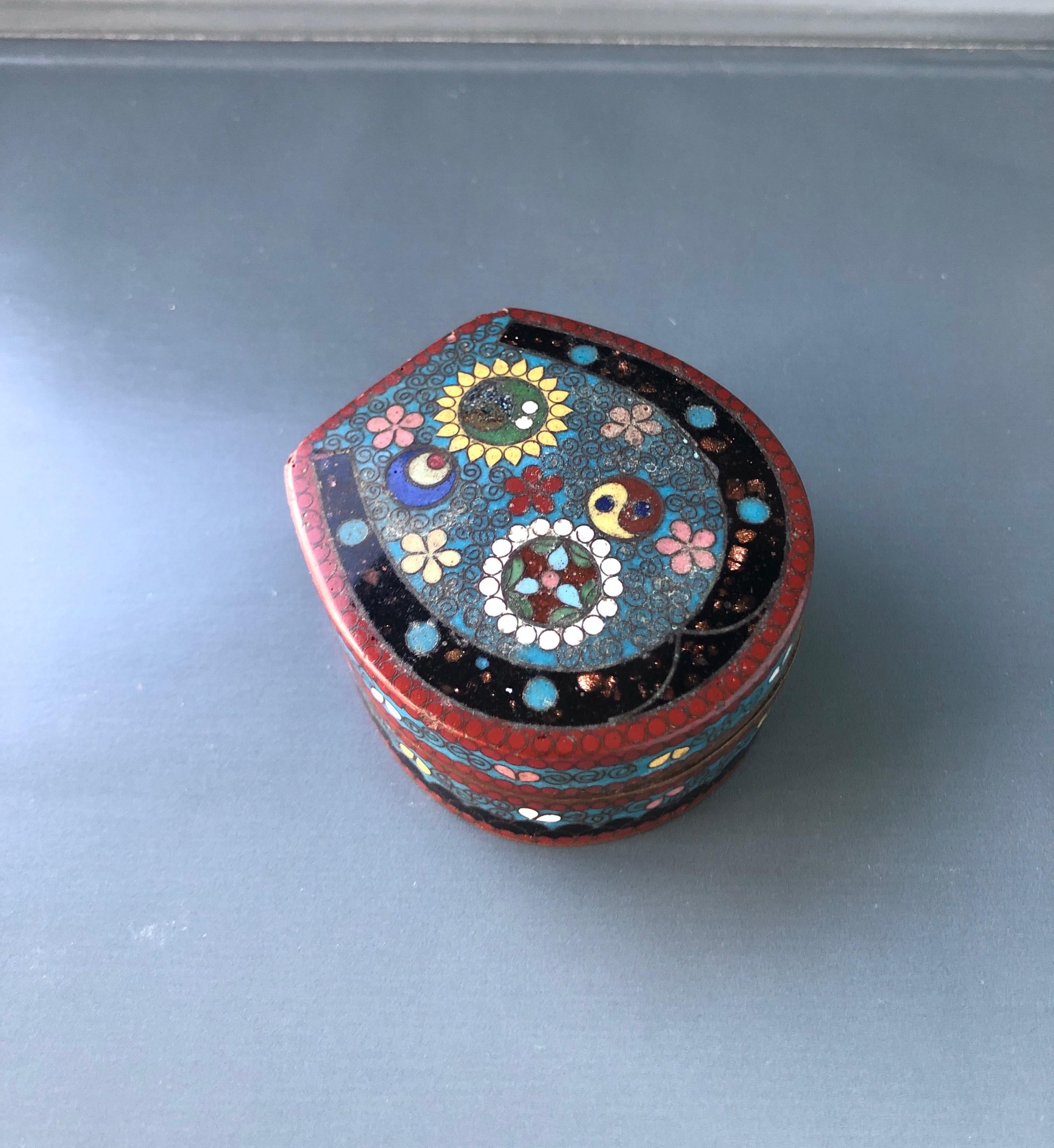 Vintage Petite Cloisonné trinket box
In shades of blue, brown and white with the Ying and Yang symbols
Size: 2.5 x 2.5 x 1.