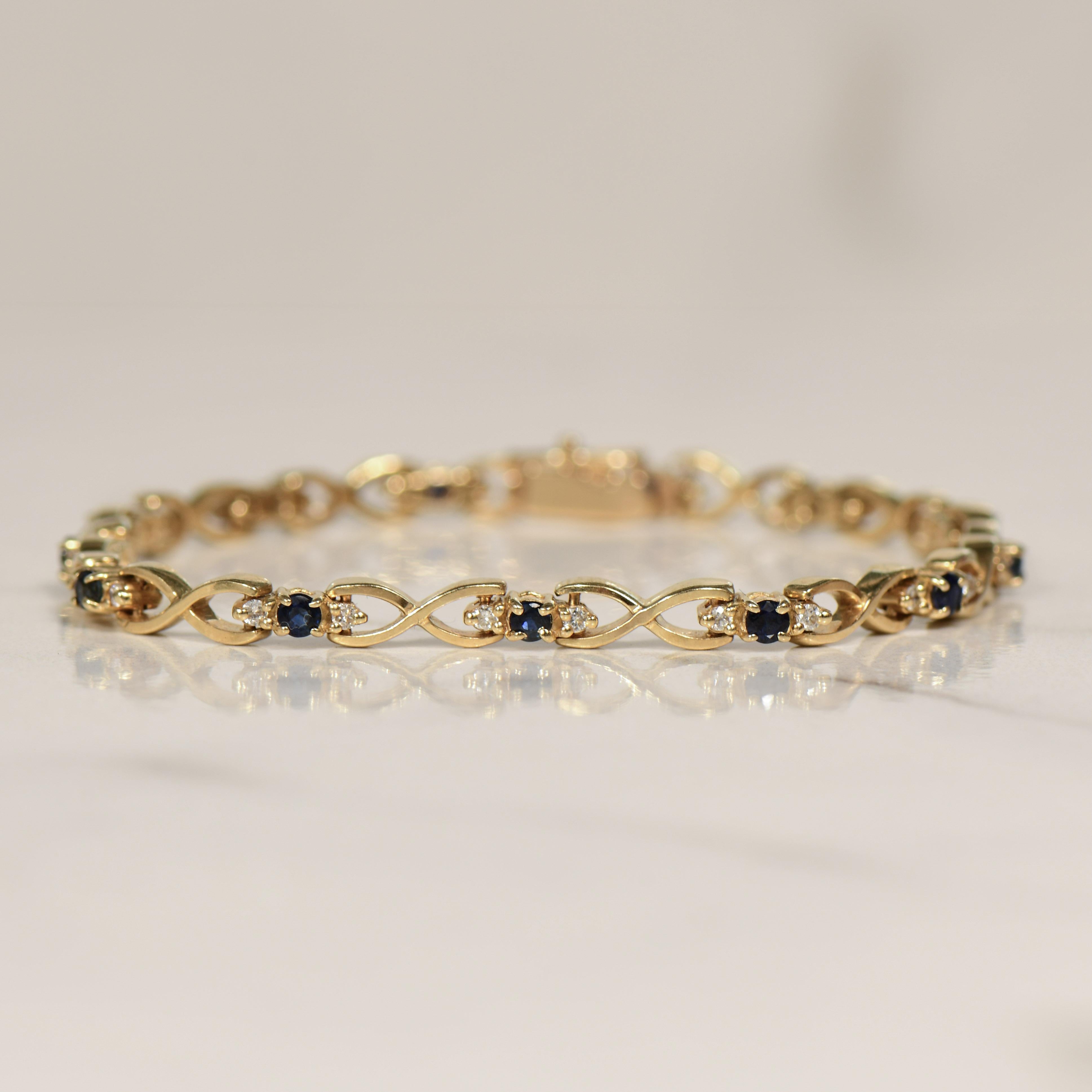 Eleganz und schlichter Luxus verbinden sich in diesem 14-karätigen Armband mit Saphiren und Diamanten. Das Armband besteht aus schimmernden Diamanten von ca. 0,26 Karat Gesamtgewicht, die wie Sterne am Nachthimmel funkeln. Diese Diamanten sind