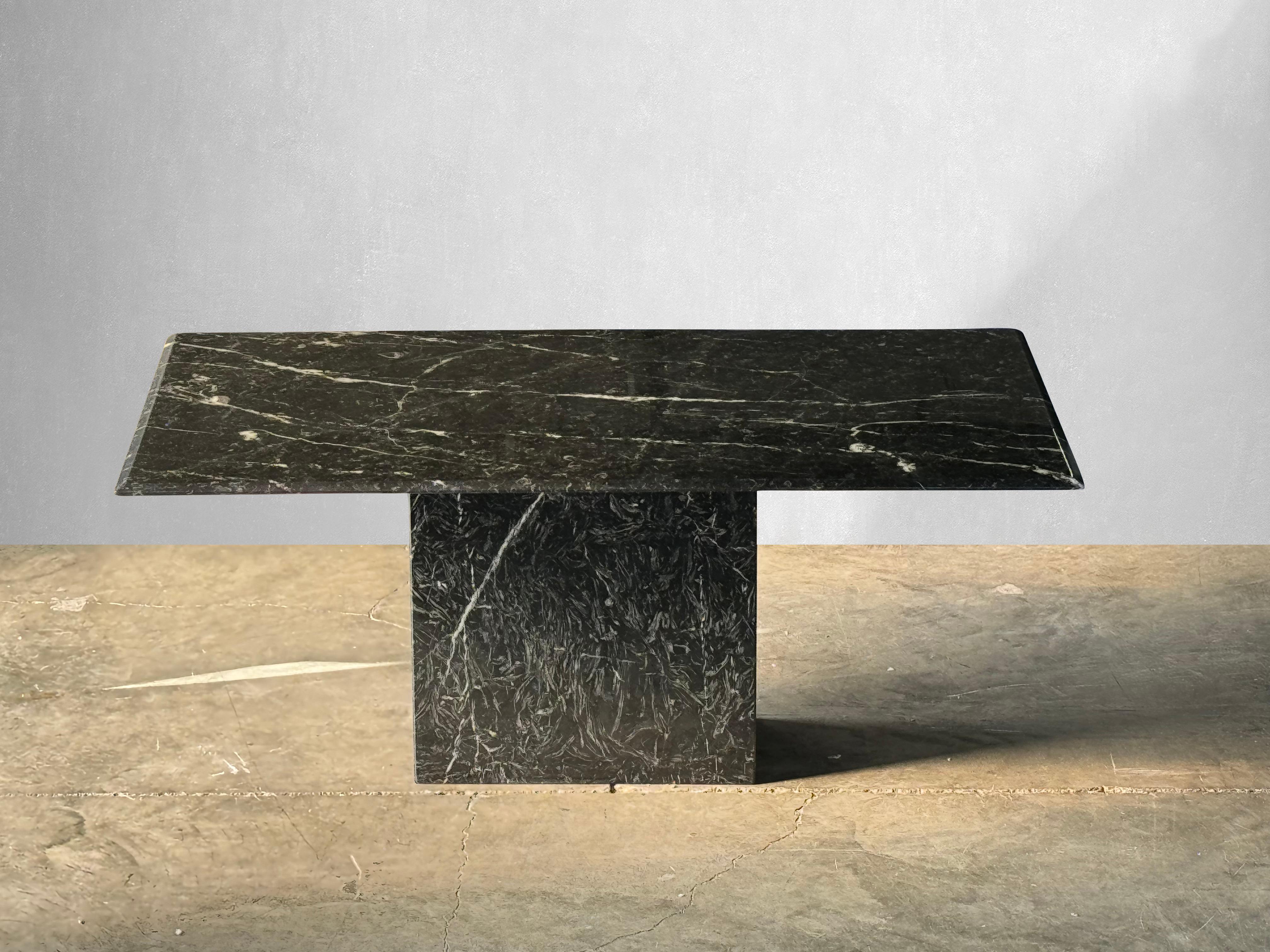 Auffälliger Petite-Esstisch aus schwarzem Nero Marquina-Marmor. 

Nero Marquina ist ein hochwertiger Stein, der aus dem Baskenland im Norden Spaniens stammt. Dieser Tisch hat eine schöne milchig-weiße Maserung. 

Kürzlich poliert und versiegelt, wie