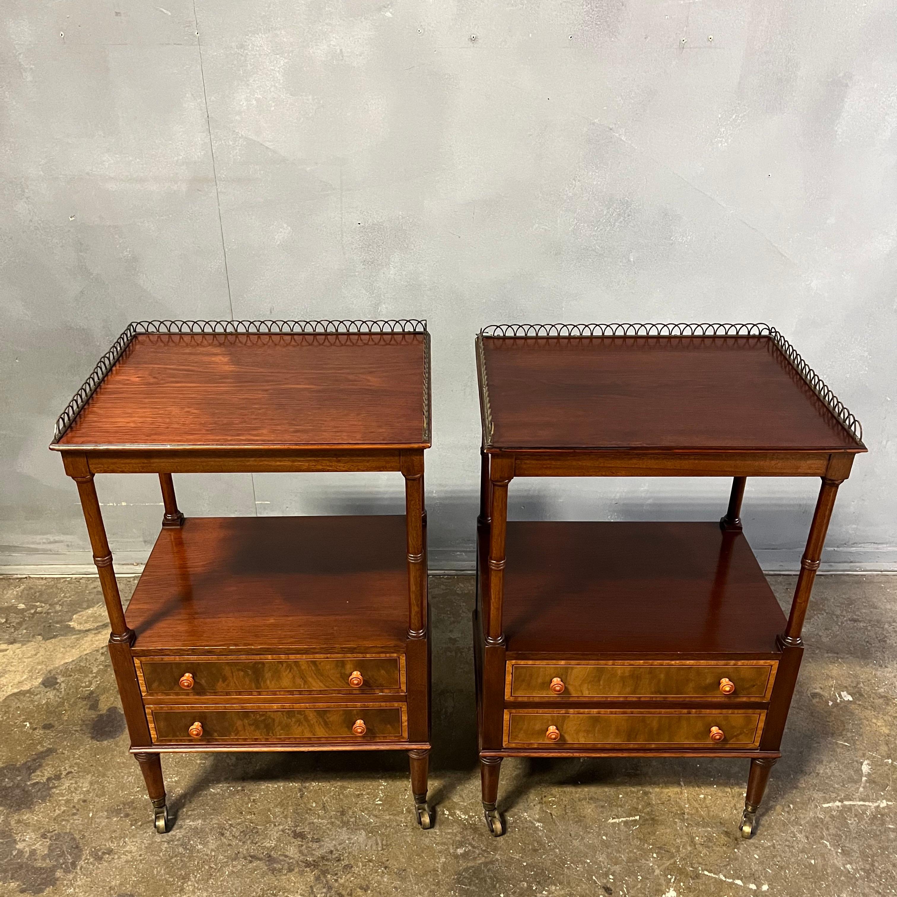 Vintage Petite Federal Style Mahogany Bedside Tables In Good Condition In BROOKLYN, NY