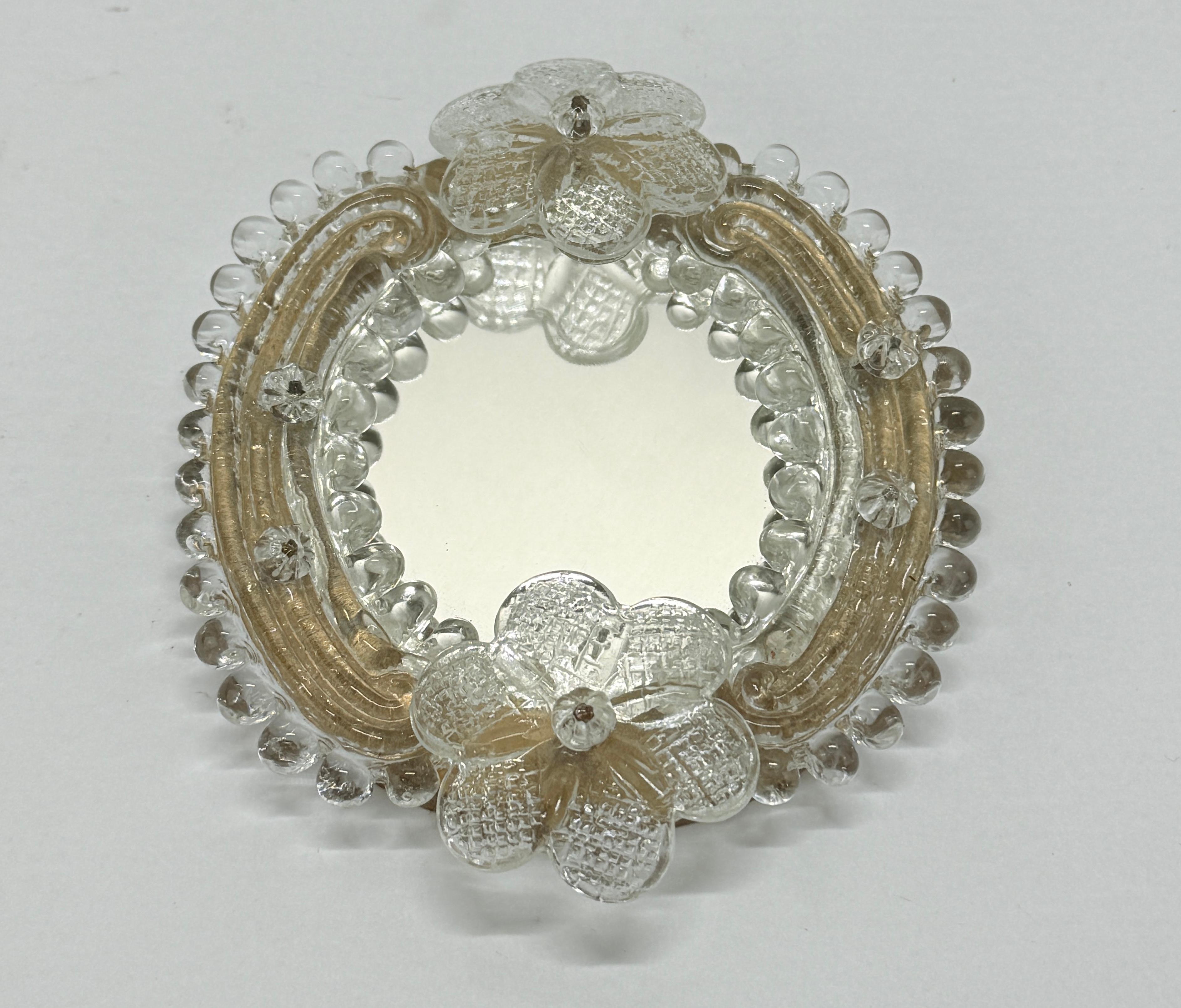 Mid-Century moderno Specchio da parete in vetro veneziano d'epoca con fiori e foglie d'oro in vendita