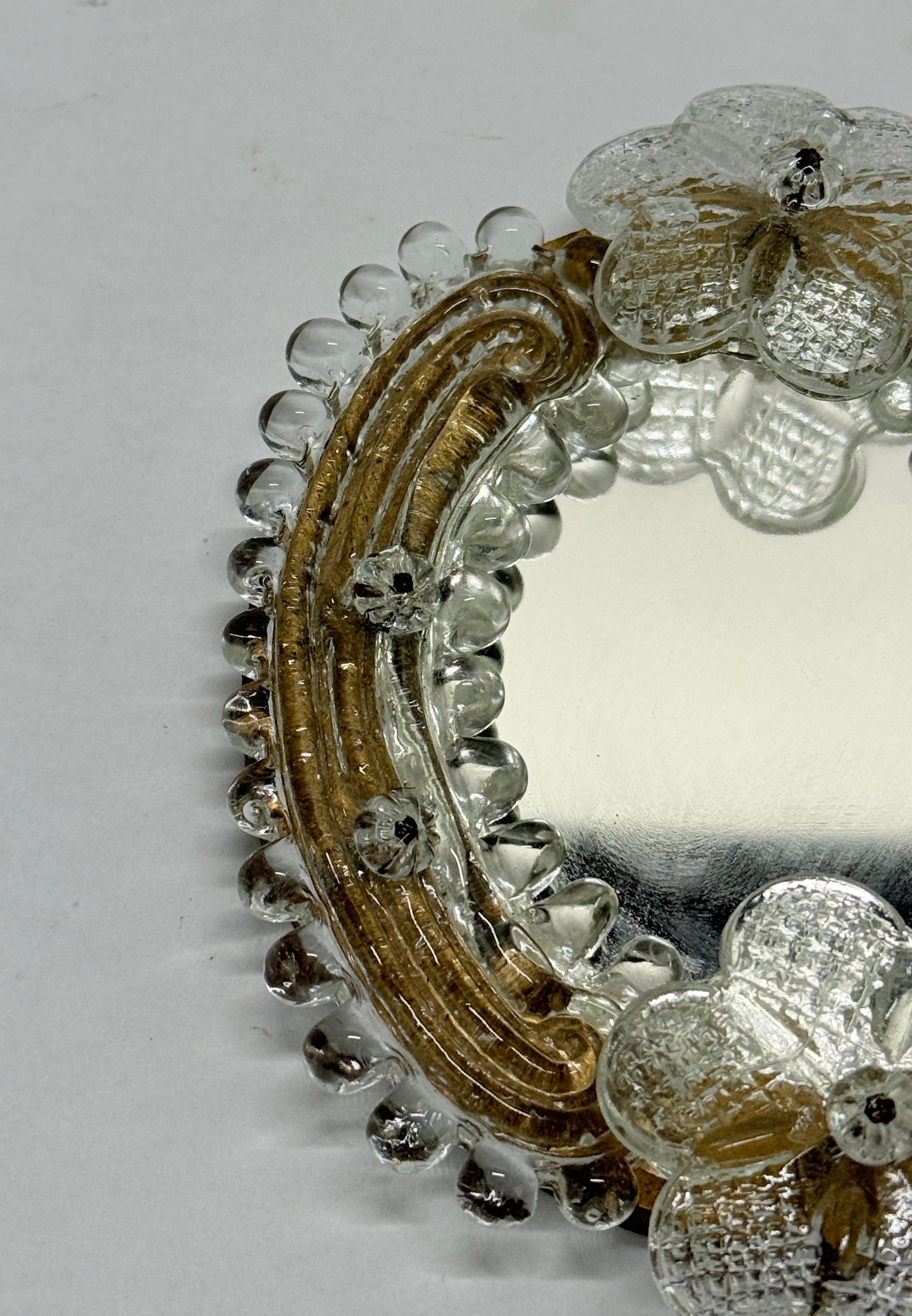 Specchio da parete in vetro veneziano d'epoca con fiori e foglie d'oro In condizioni buone in vendita a Atlanta, GA