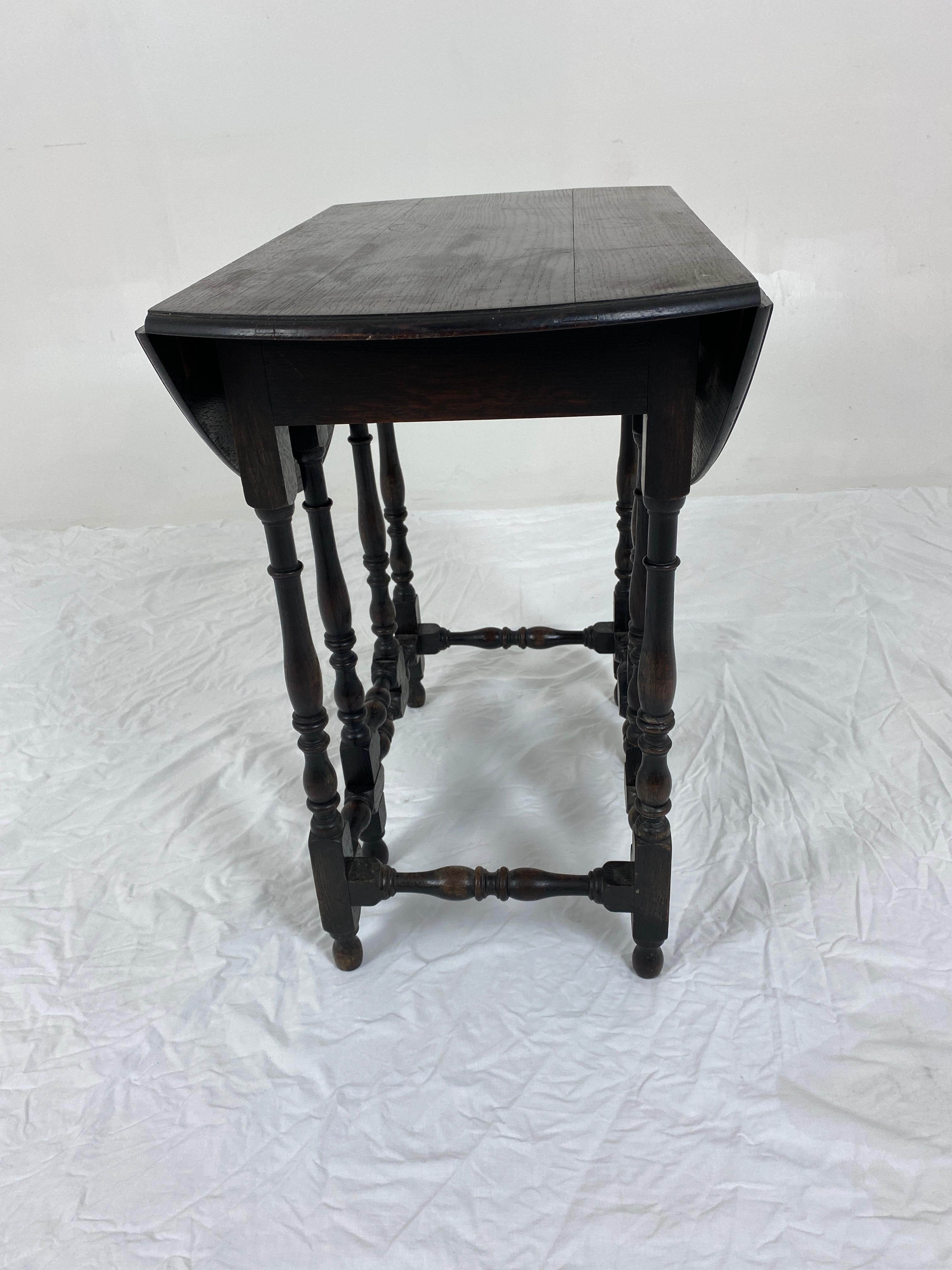 Vintage Petite Gateleg Table, Drop Leaf Table, Lamp Table, Scotland 1930, H864 In Good Condition In Vancouver, BC