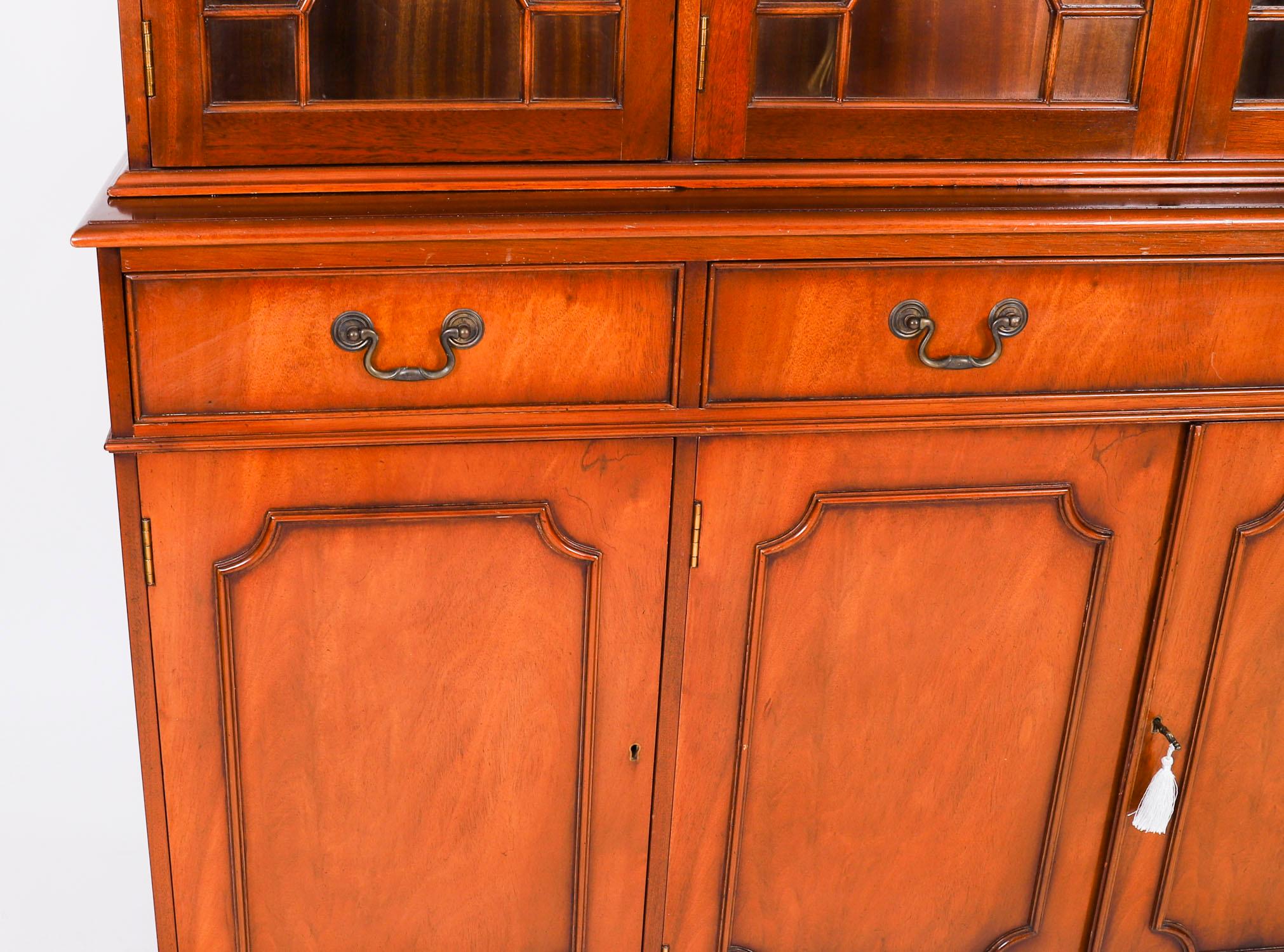 Pequeña librería vintage de caoba flameada de renacimiento georgiano de cuatro puertas Siglo XX en venta 4