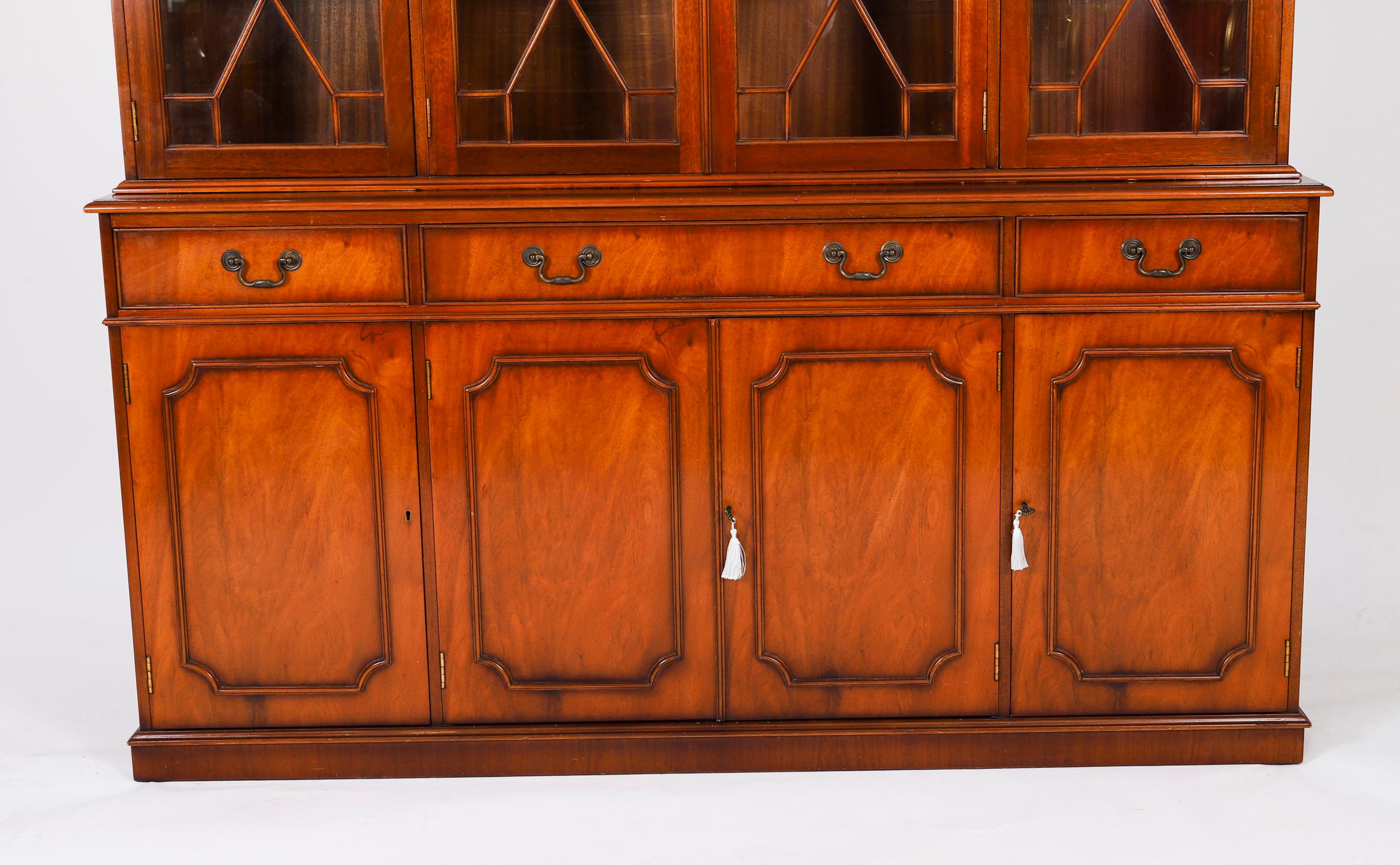 Pequeña librería vintage de caoba flameada de renacimiento georgiano de cuatro puertas Siglo XX en venta 5