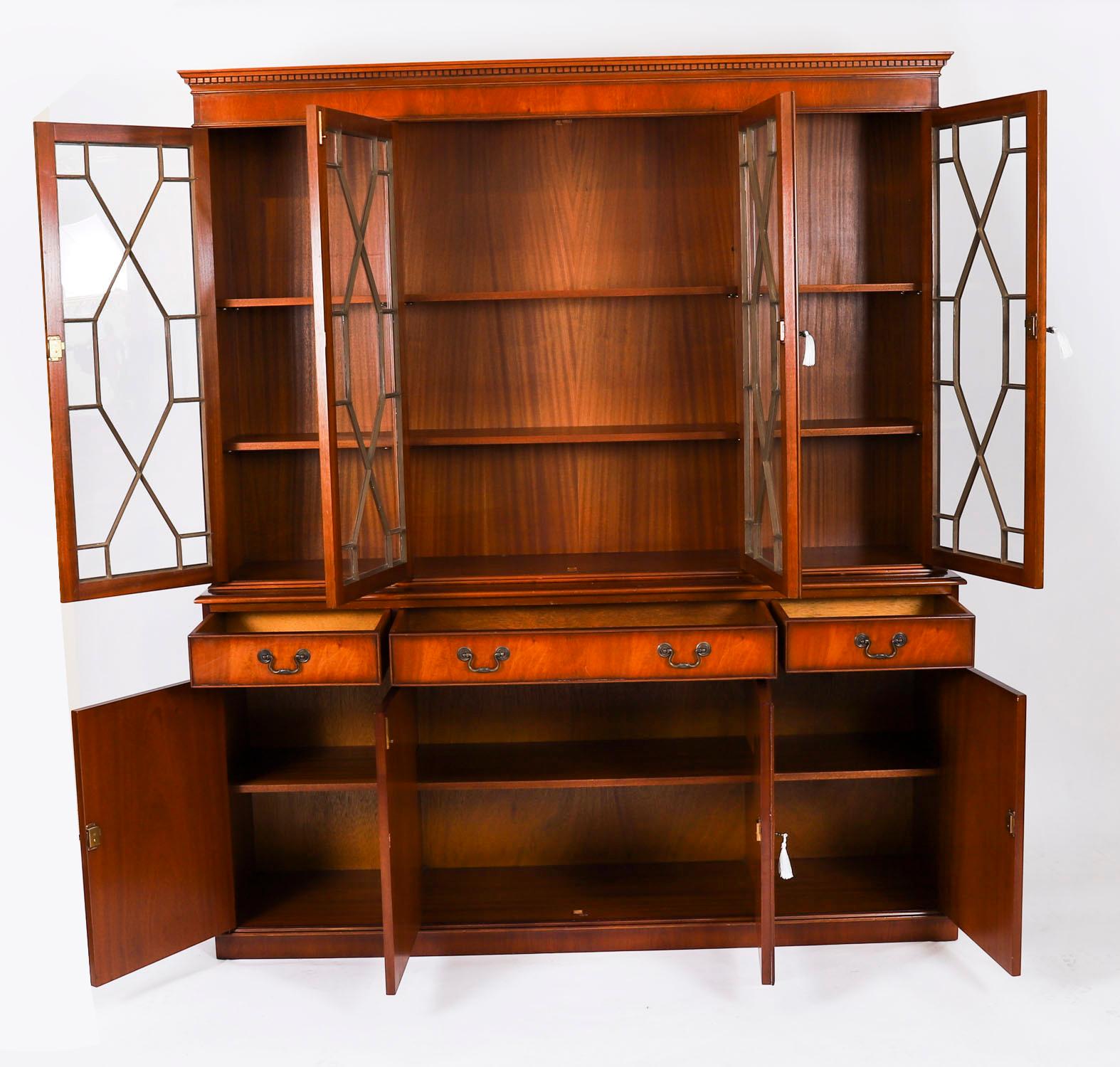 Pequeña librería vintage de caoba flameada de renacimiento georgiano de cuatro puertas Siglo XX en venta 6