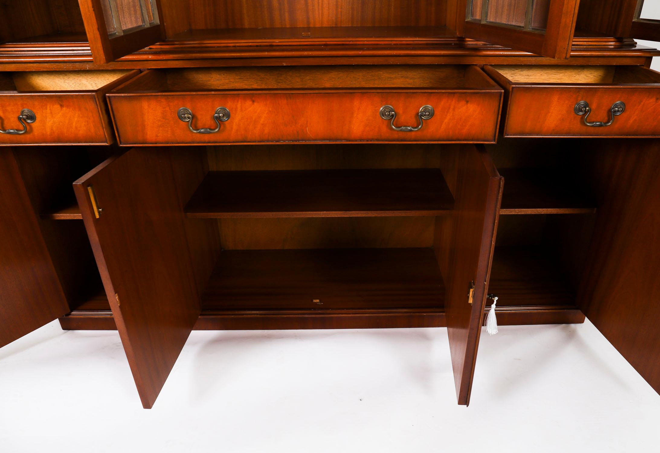 Pequeña librería vintage de caoba flameada de renacimiento georgiano de cuatro puertas Siglo XX en venta 7