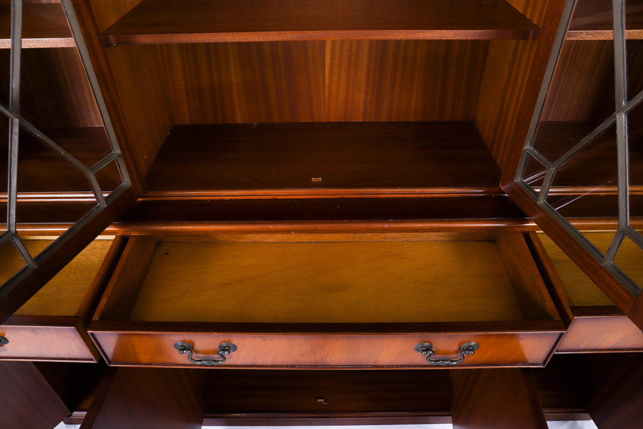 Pequeña librería vintage de caoba flameada de renacimiento georgiano de cuatro puertas Siglo XX en venta 8