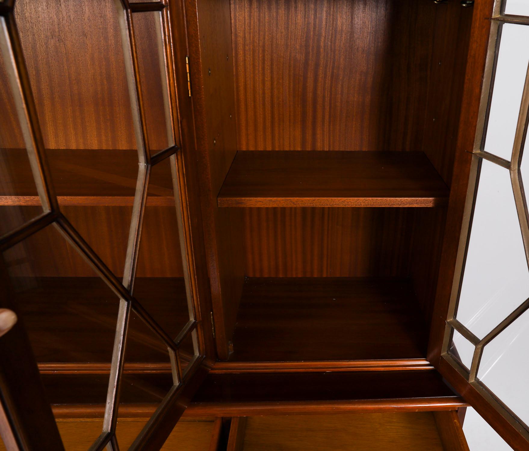 Pequeña librería vintage de caoba flameada de renacimiento georgiano de cuatro puertas Siglo XX en venta 9