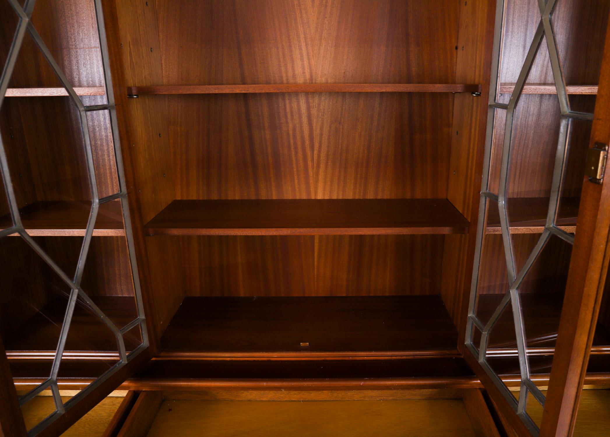 Pequeña librería vintage de caoba flameada de renacimiento georgiano de cuatro puertas Siglo XX en venta 10