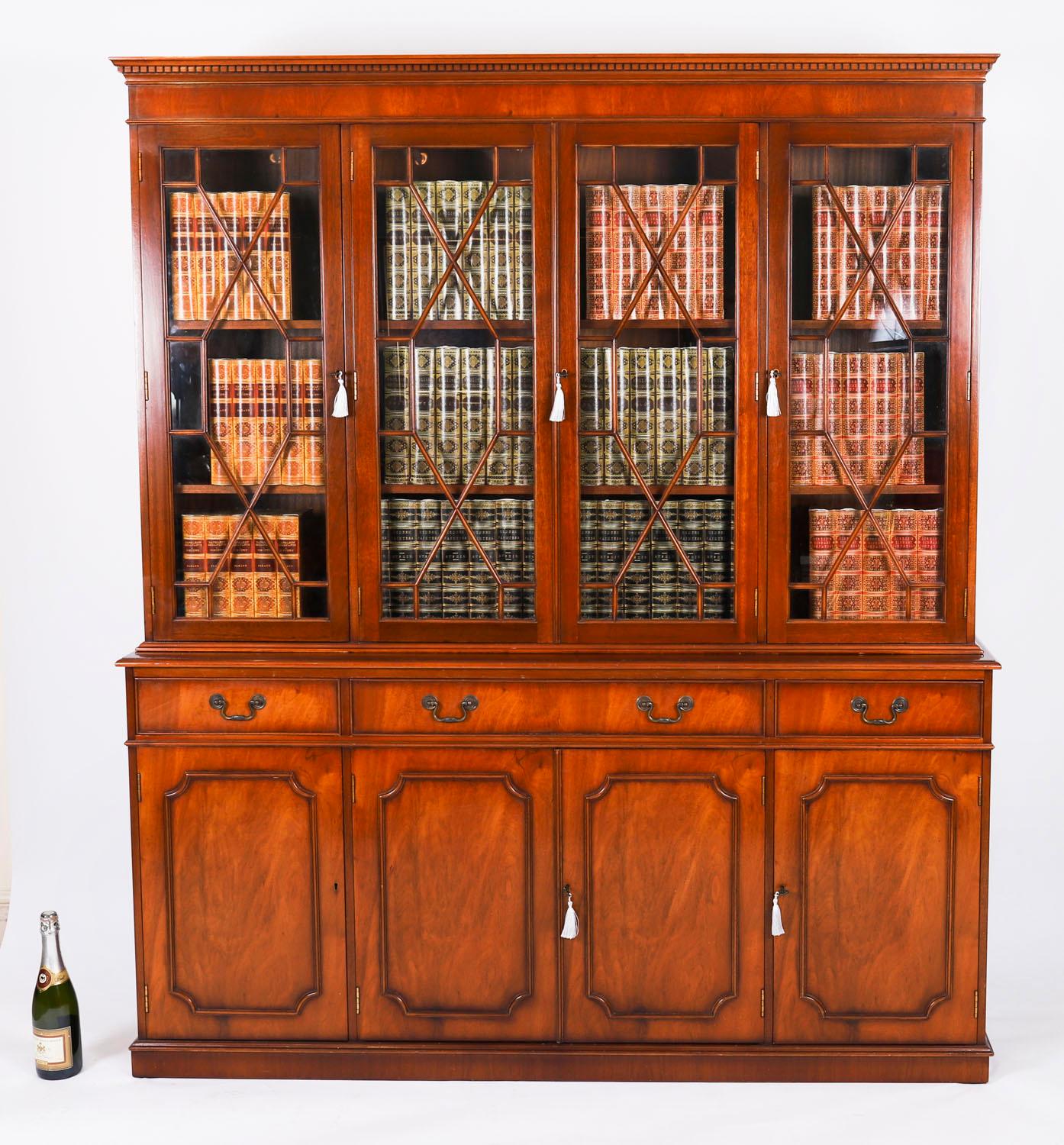 Pequeña librería vintage de caoba flameada de renacimiento georgiano de cuatro puertas Siglo XX en venta 11