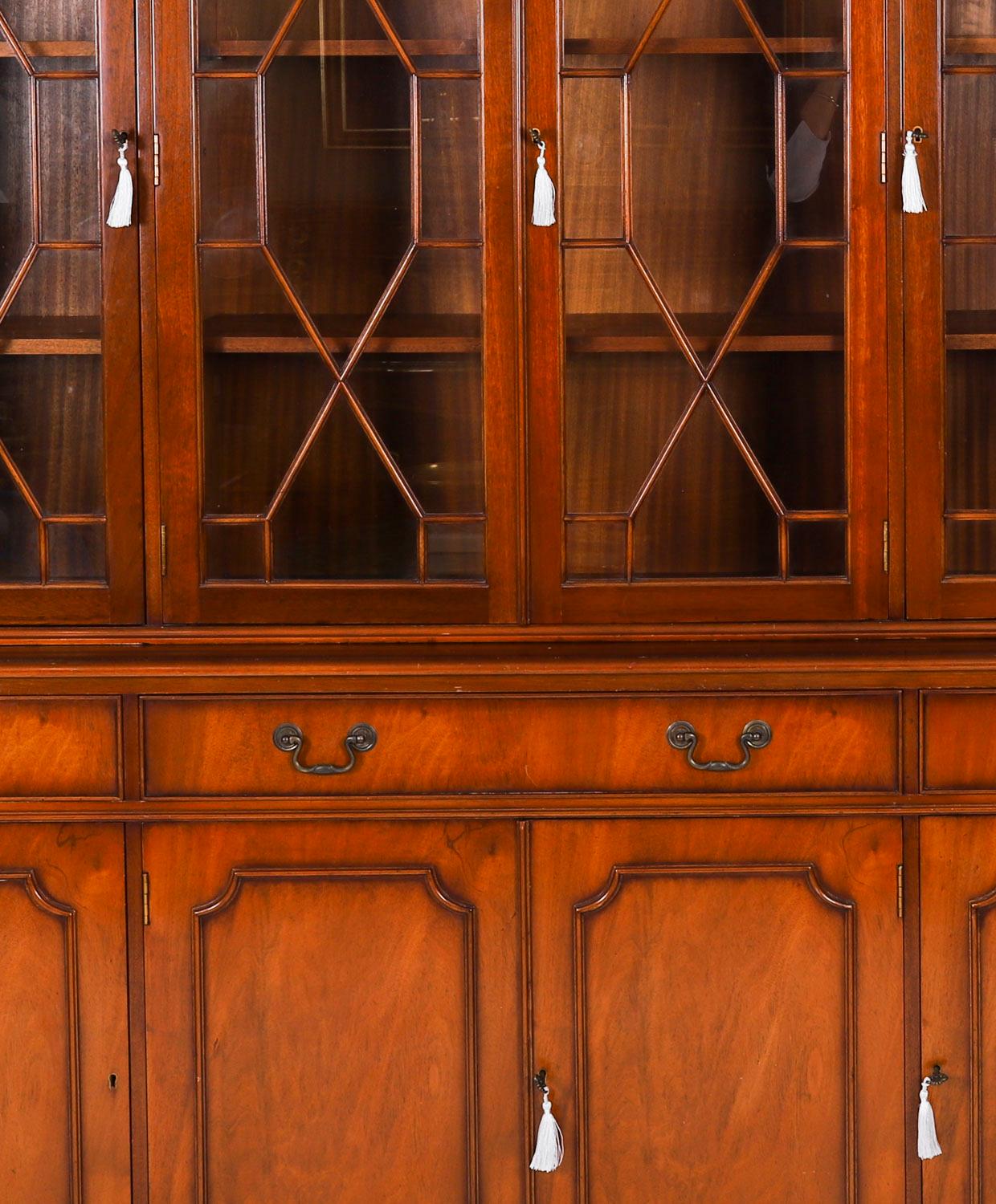 Pequeña librería vintage de caoba flameada de renacimiento georgiano de cuatro puertas Siglo XX en Bueno estado para la venta en London, GB