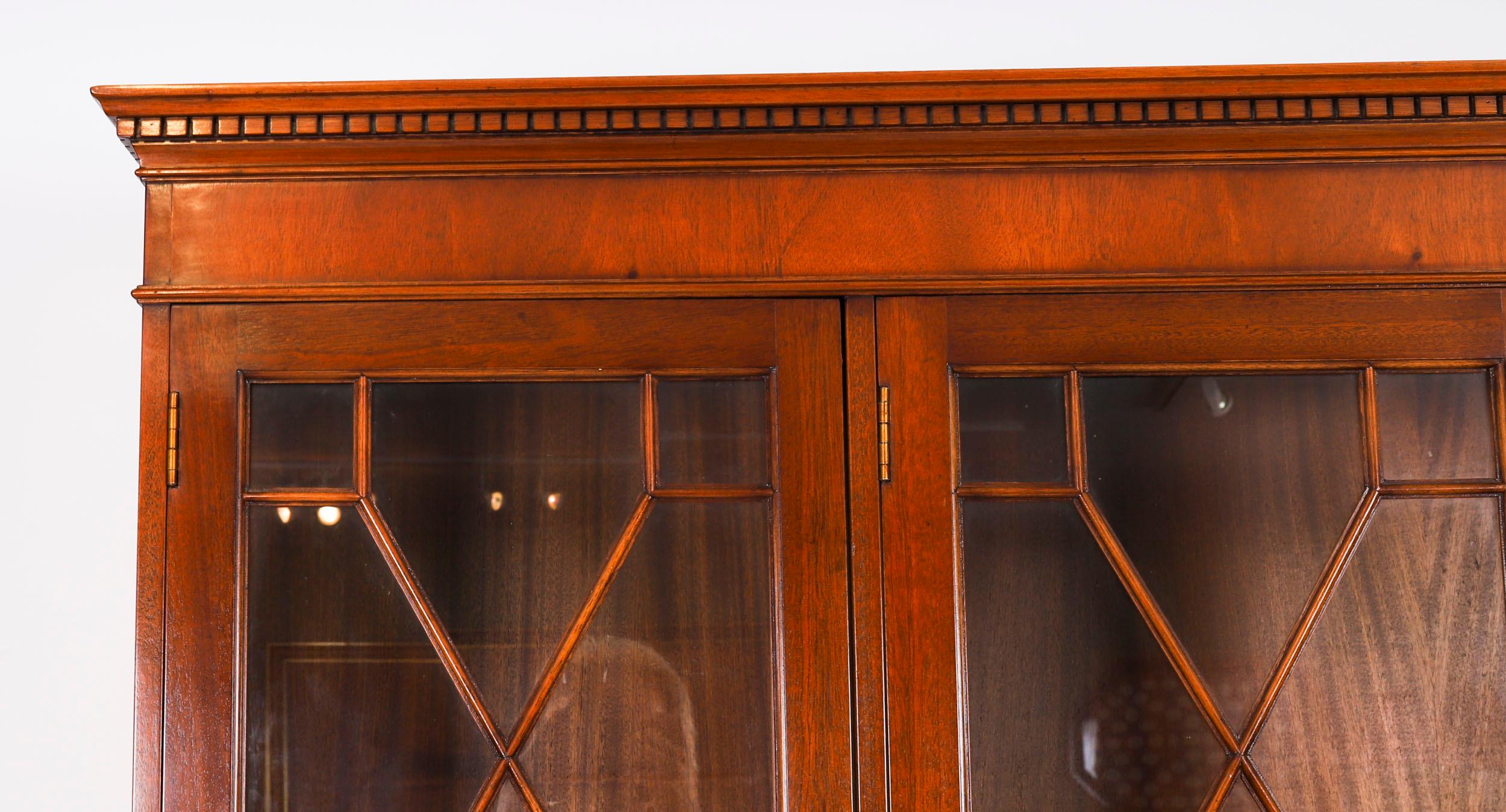 Pequeña librería vintage de caoba flameada de renacimiento georgiano de cuatro puertas Siglo XX Caoba en venta