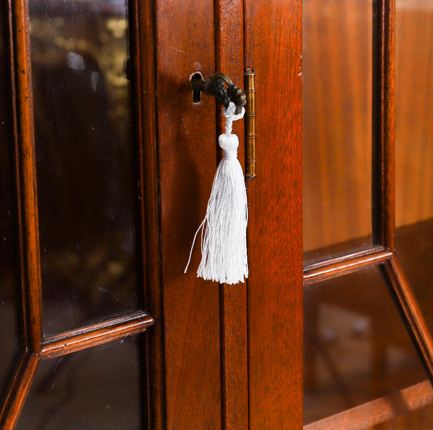 Pequeña librería vintage de caoba flameada de renacimiento georgiano de cuatro puertas Siglo XX en venta 1