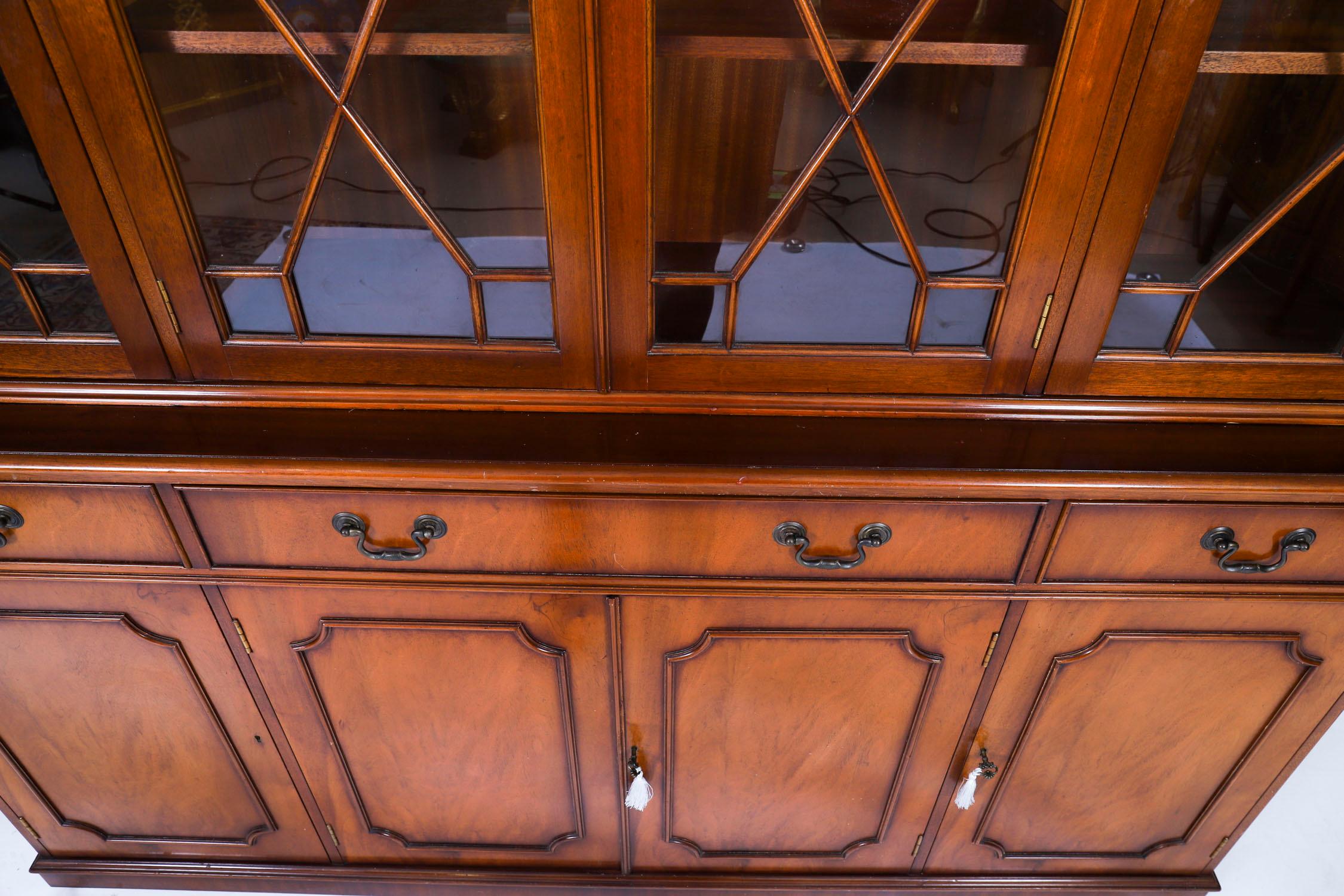 Pequeña librería vintage de caoba flameada de renacimiento georgiano de cuatro puertas Siglo XX en venta 3