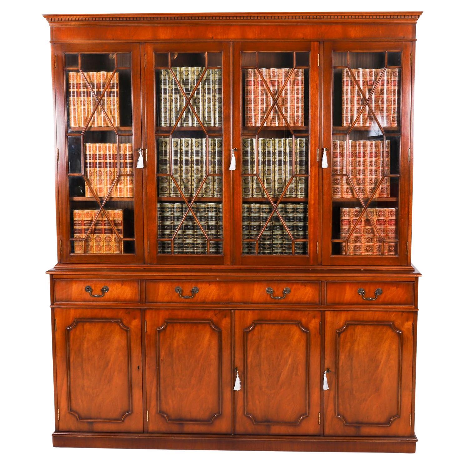 Pequeña librería vintage de caoba flameada de renacimiento georgiano de cuatro puertas Siglo XX en venta