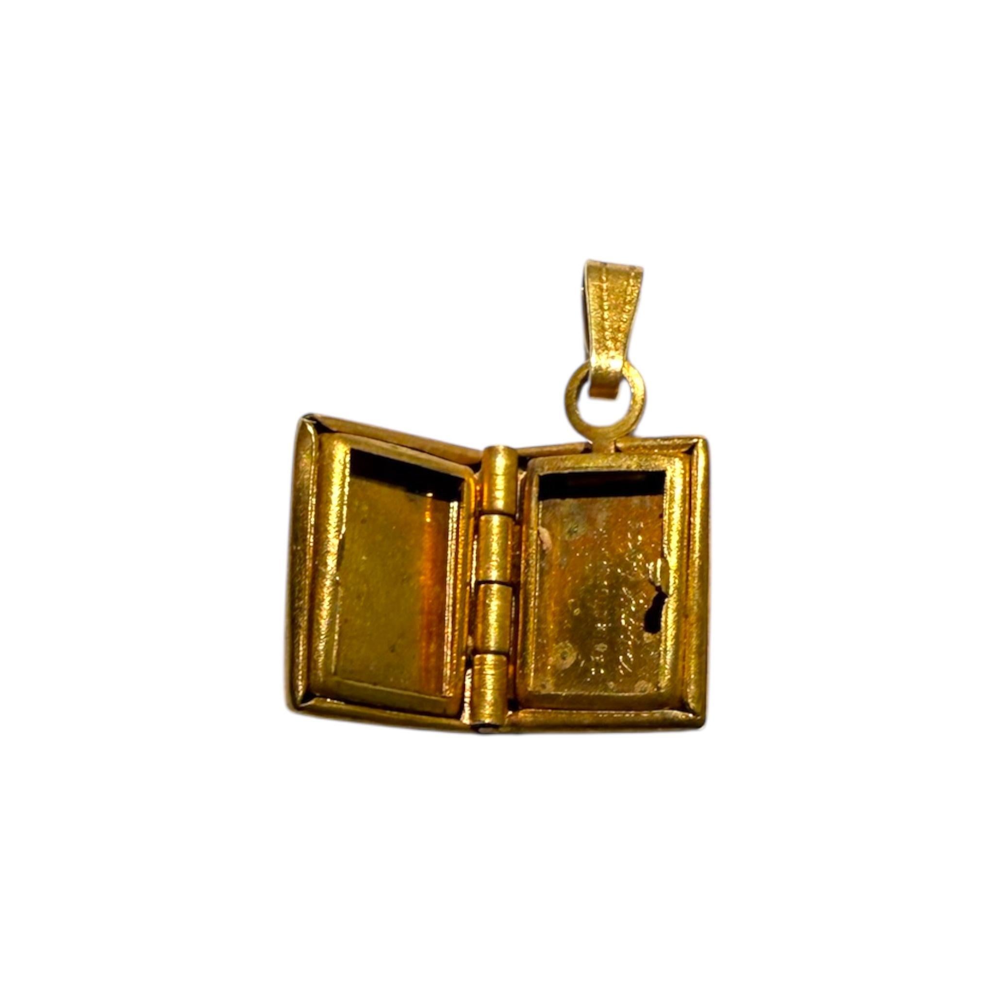 Medaglione Petite d'epoca riempito d'oro per la Bibbia in vendita 2
