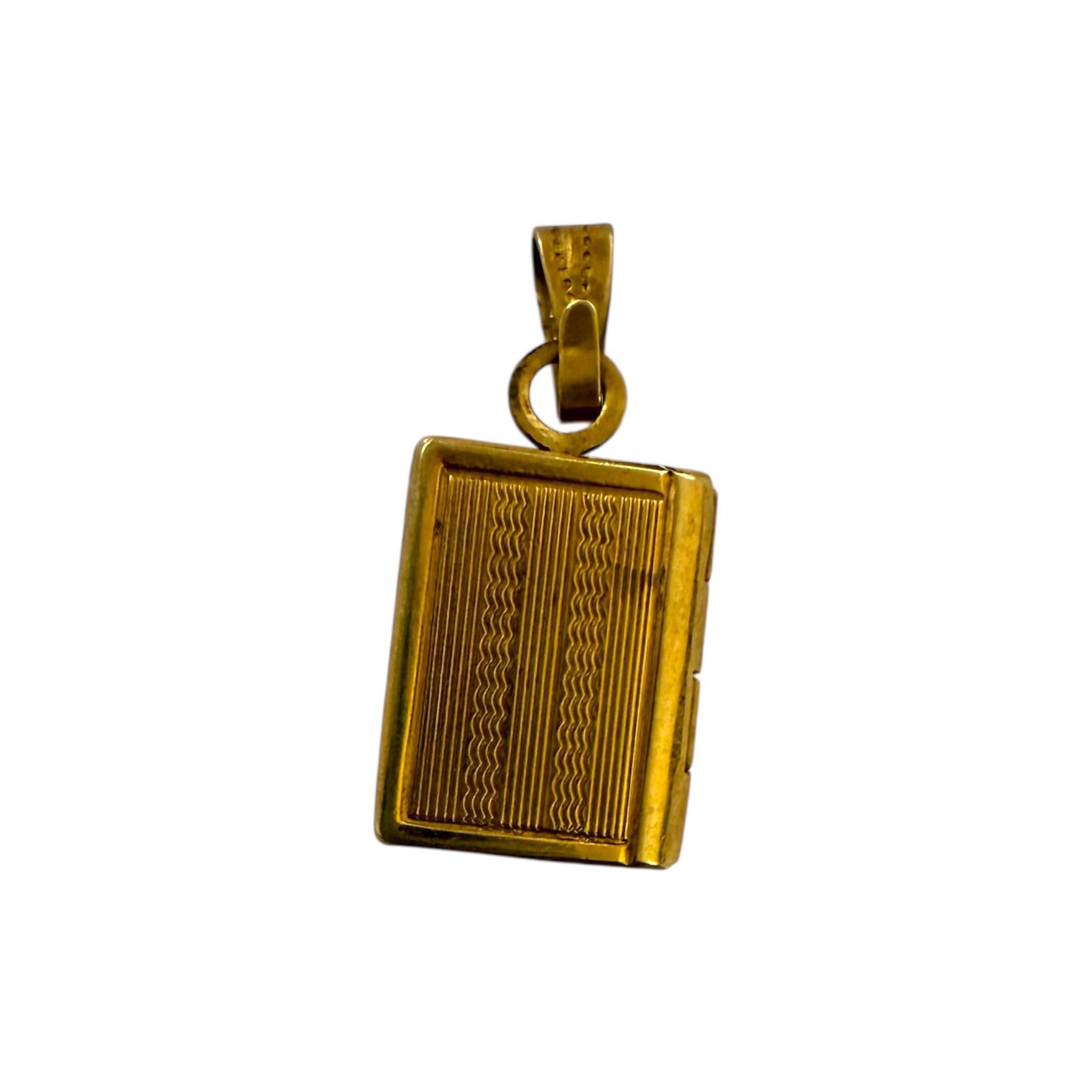 Medaglione Petite d'epoca riempito d'oro per la Bibbia in vendita 4