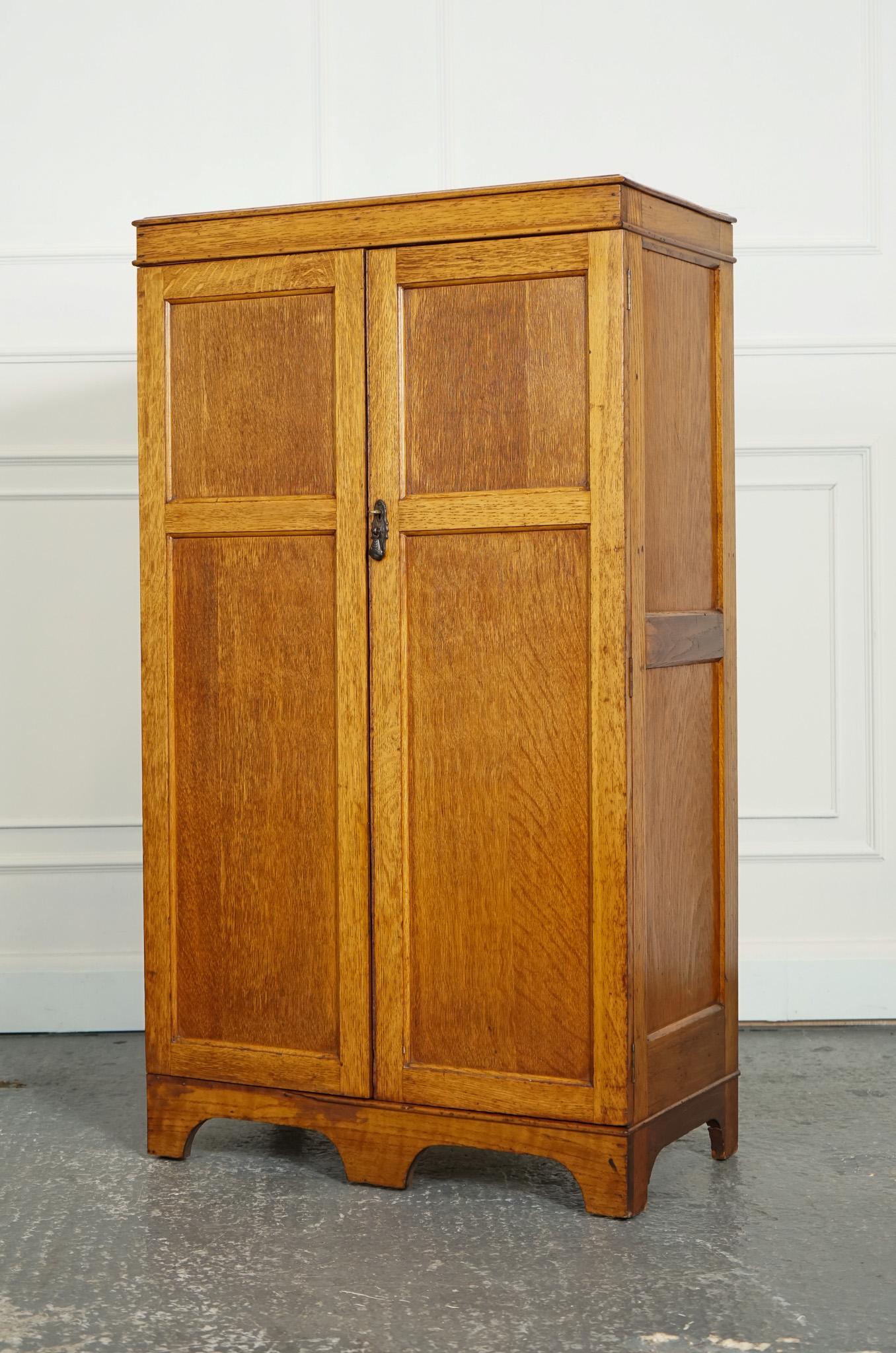 
We are delighted to offer for sale this vintage Petite Heals Cotswold Style Golden Oak Wardrobe.

The vintage petite Heal's Cotswold-style golden oak wardrobe is a charming and compact piece of furniture. It is made from high-quality oak with a