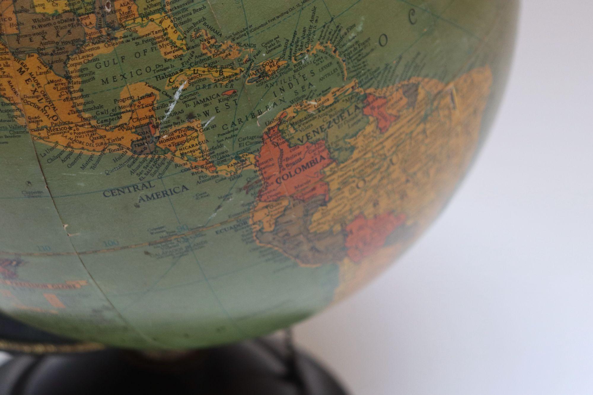 Milieu du XXe siècle Petit globe de précision vintage en verre éclairé par Replogle en vente