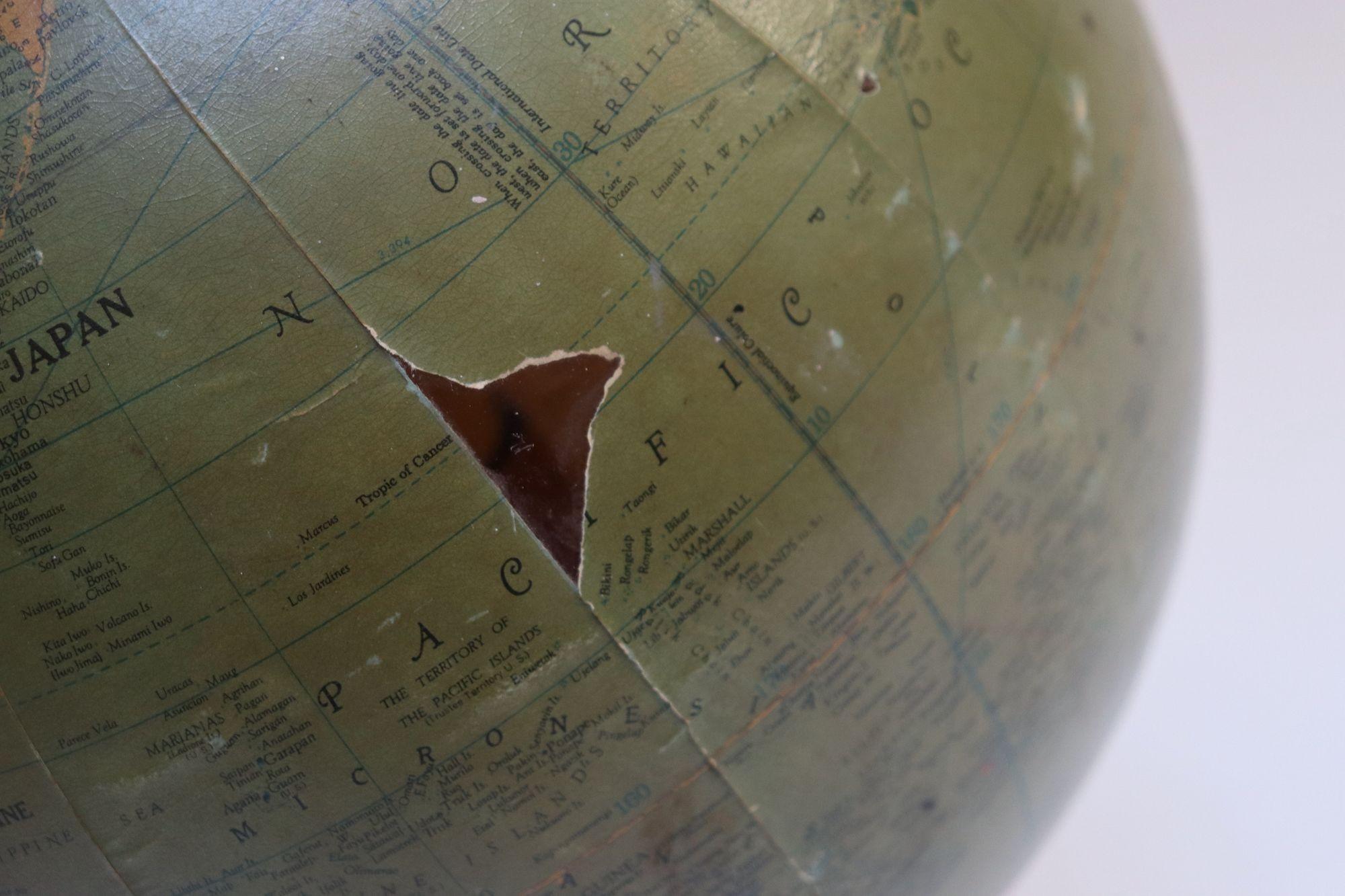 Petit globe de précision vintage en verre éclairé par Replogle en vente 2