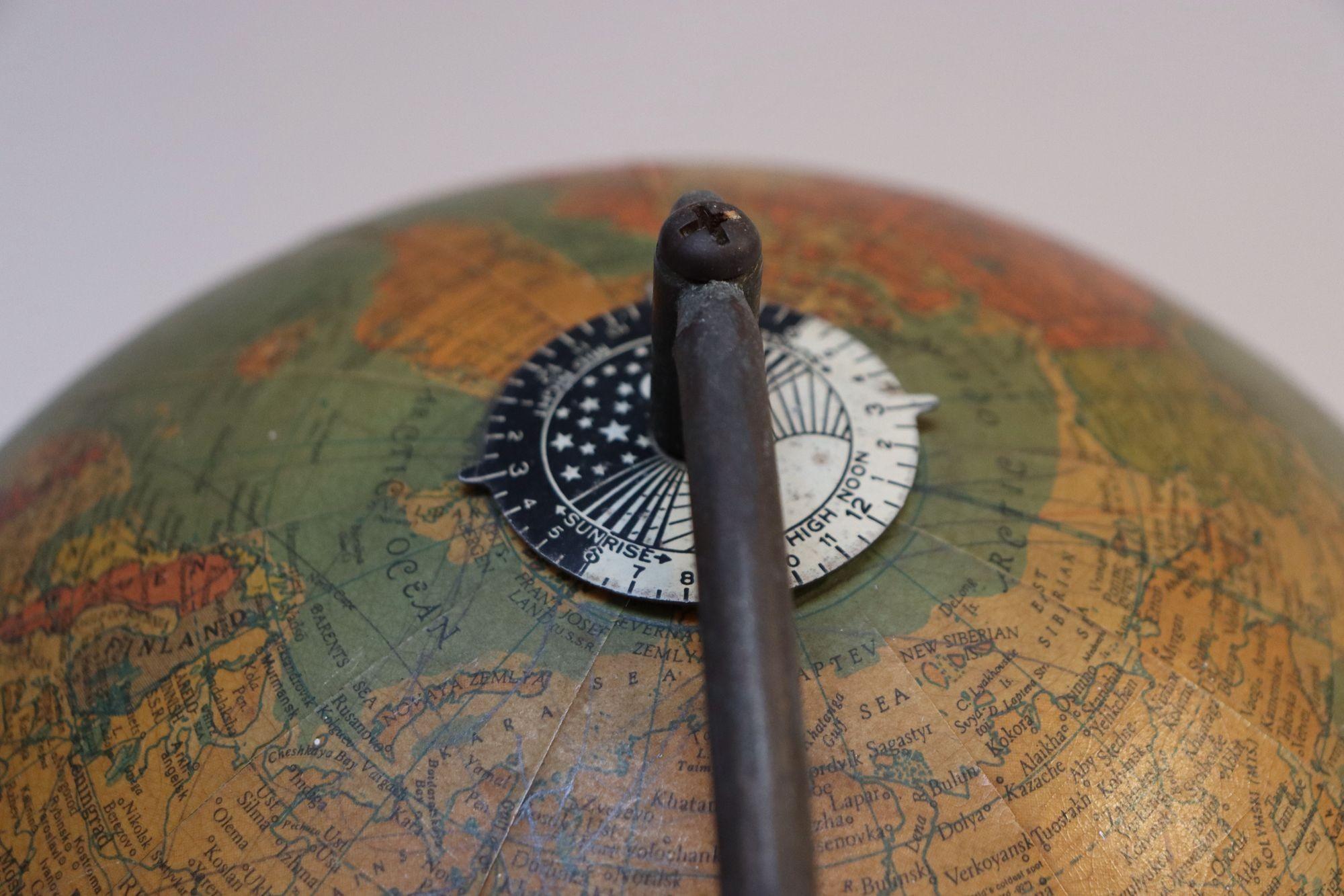 Petit globe de précision vintage en verre éclairé par Replogle en vente 3