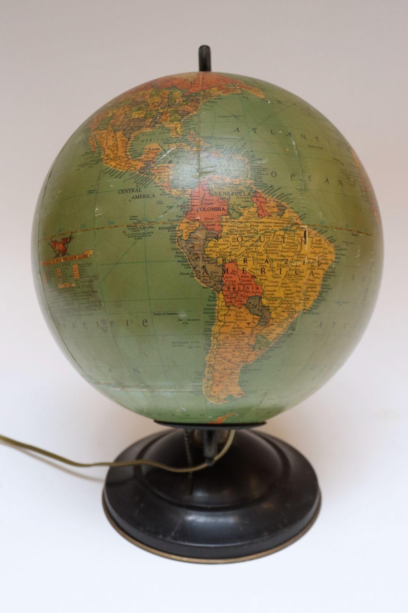 Petit globe de précision Replogle de 10 pouces de diamètre, datant de fin 1952/début 1953 (Israël, Corée et Éthiopie sont présents).
Charmant objet décoratif de bureau ou de chevet, compte tenu de sa taille (environ 2