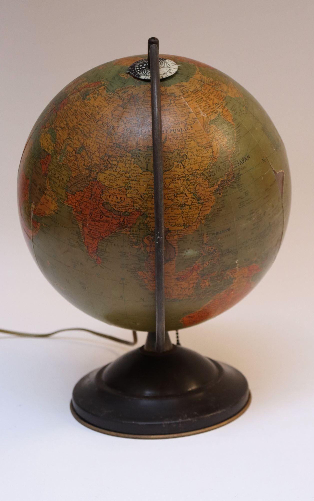 Américain Petit globe de précision vintage en verre éclairé par Replogle en vente