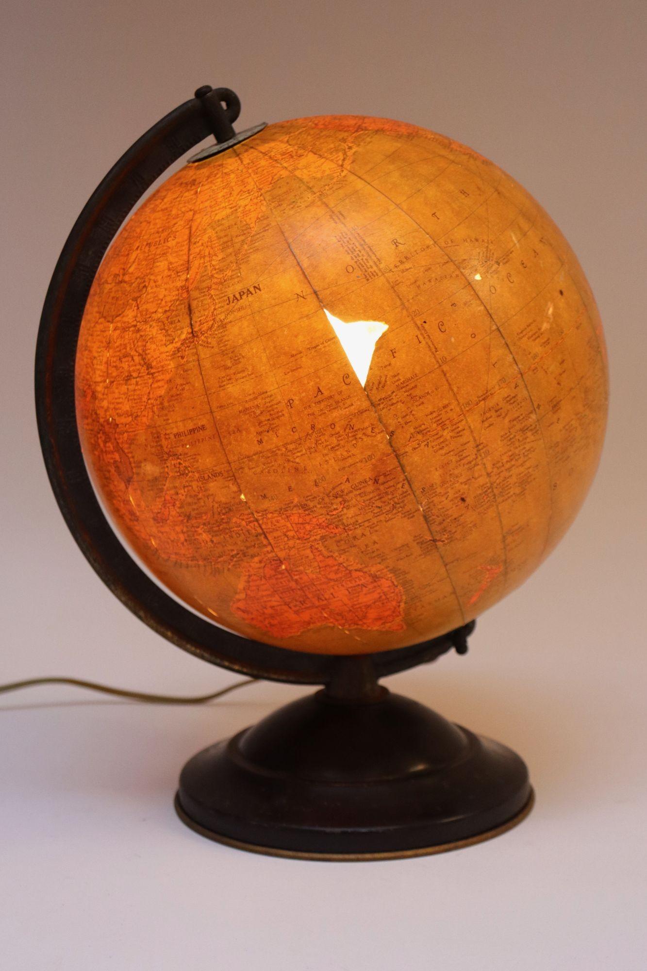Moulage Petit globe de précision vintage en verre éclairé par Replogle en vente