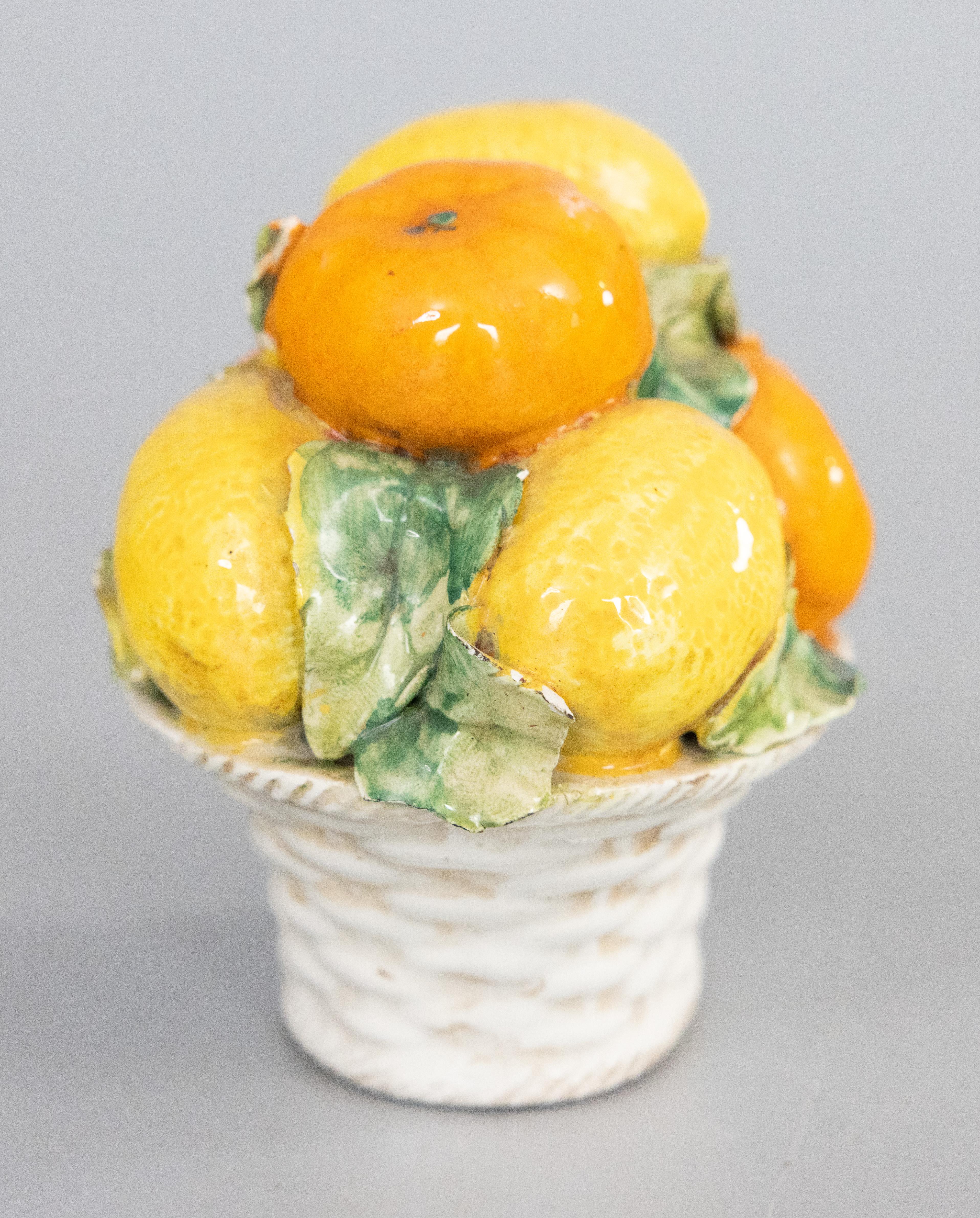 Eine schöne zierliche italienische Majolika Zitronen und Orangen aus der Mitte des Jahrhunderts. Auf der Rückseite mit 