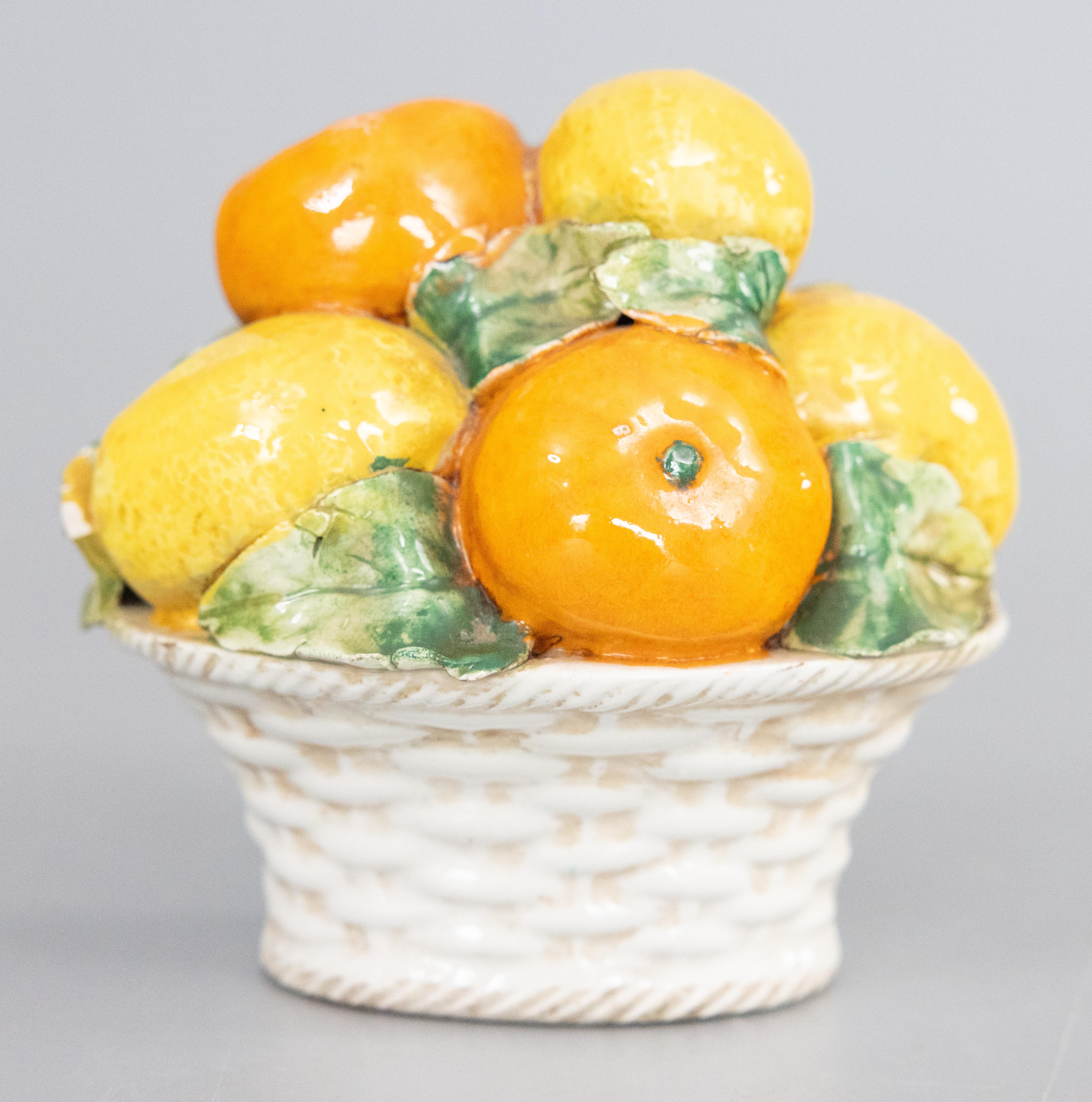 Kleiner italienischer Topiary-Korb aus Majolika in Zitronen- und Orangetönen (Italienisch) im Angebot
