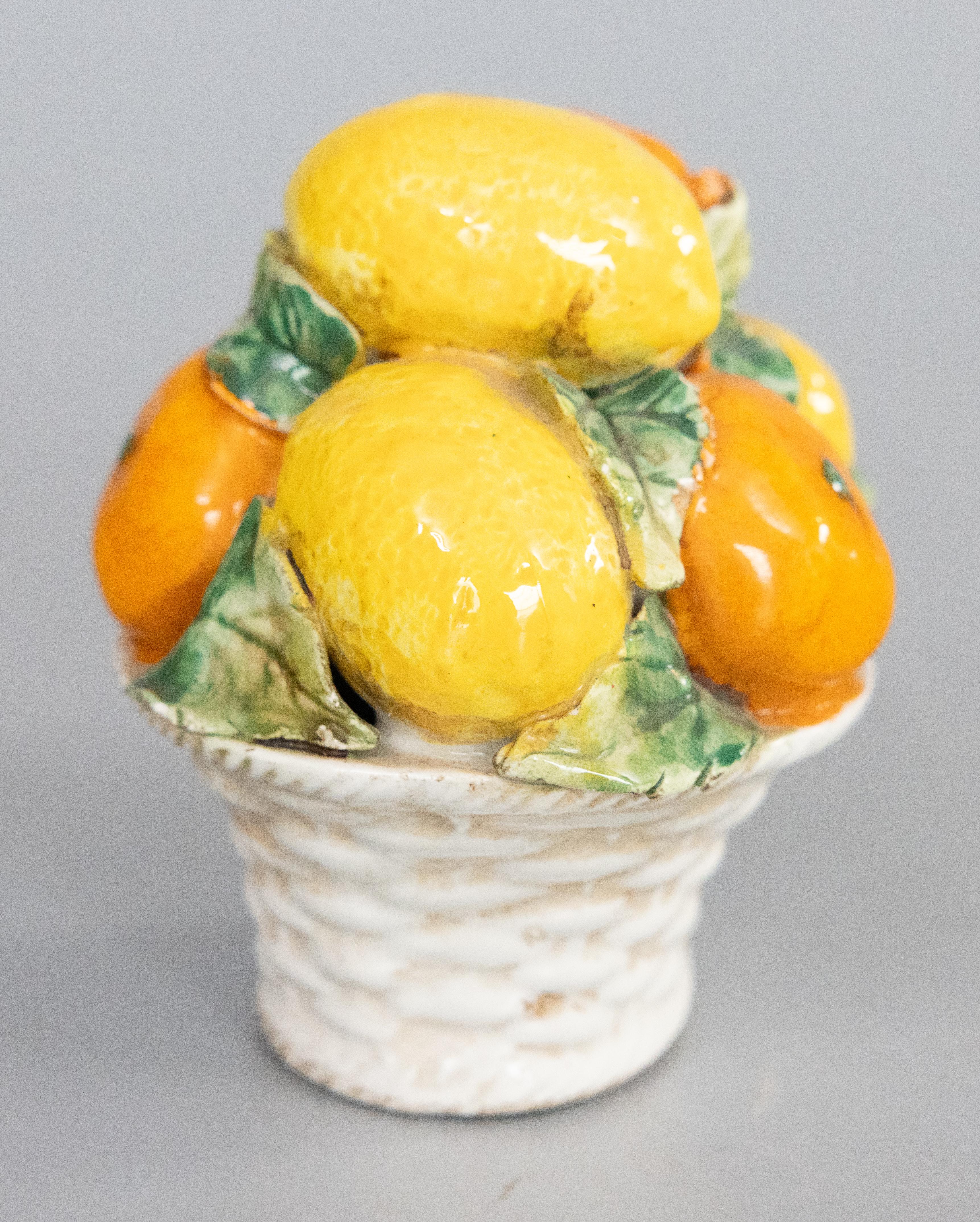 Kleiner italienischer Topiary-Korb aus Majolika in Zitronen- und Orangetönen (Handbemalt) im Angebot