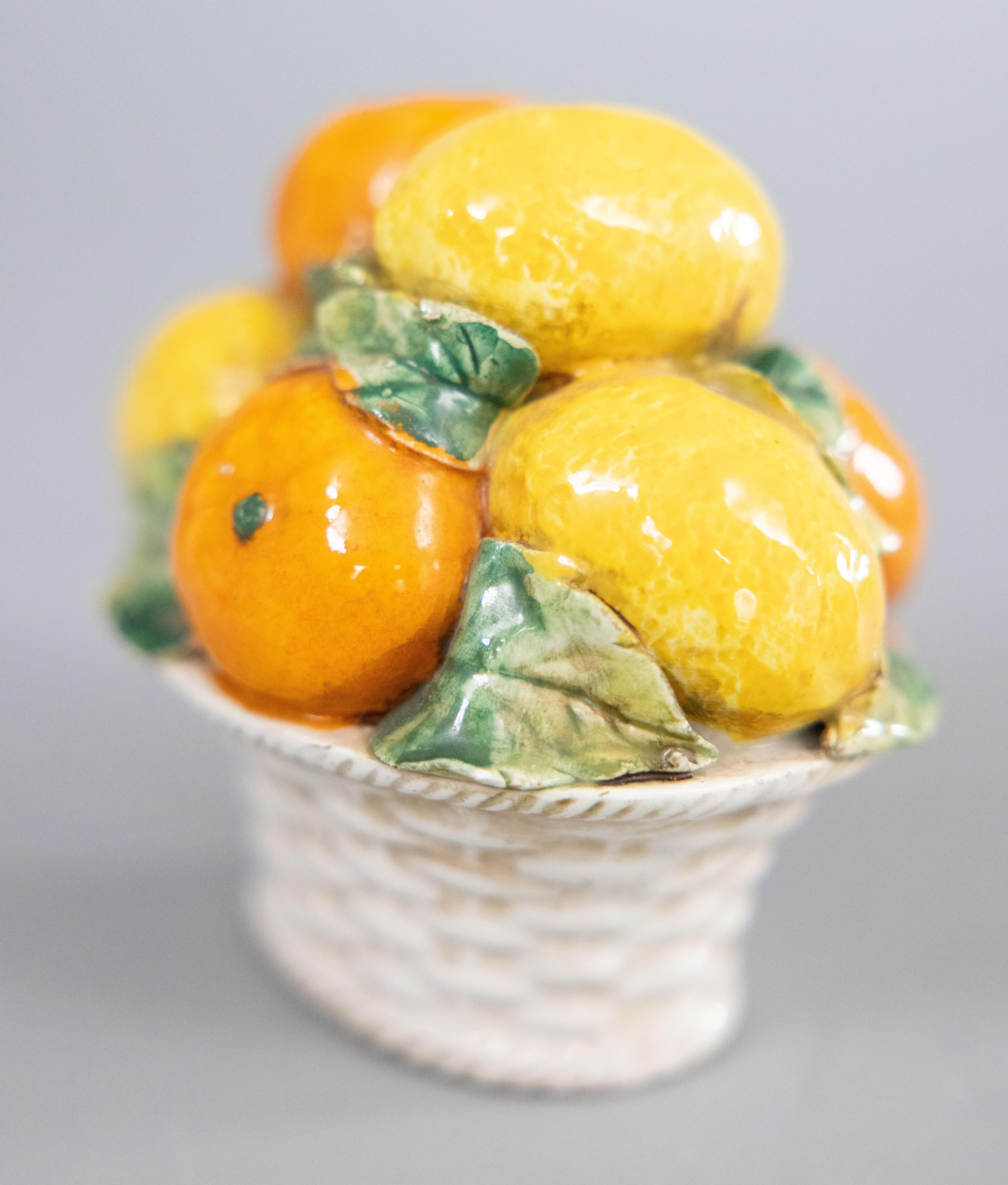 Kleiner italienischer Topiary-Korb aus Majolika in Zitronen- und Orangetönen (20. Jahrhundert) im Angebot