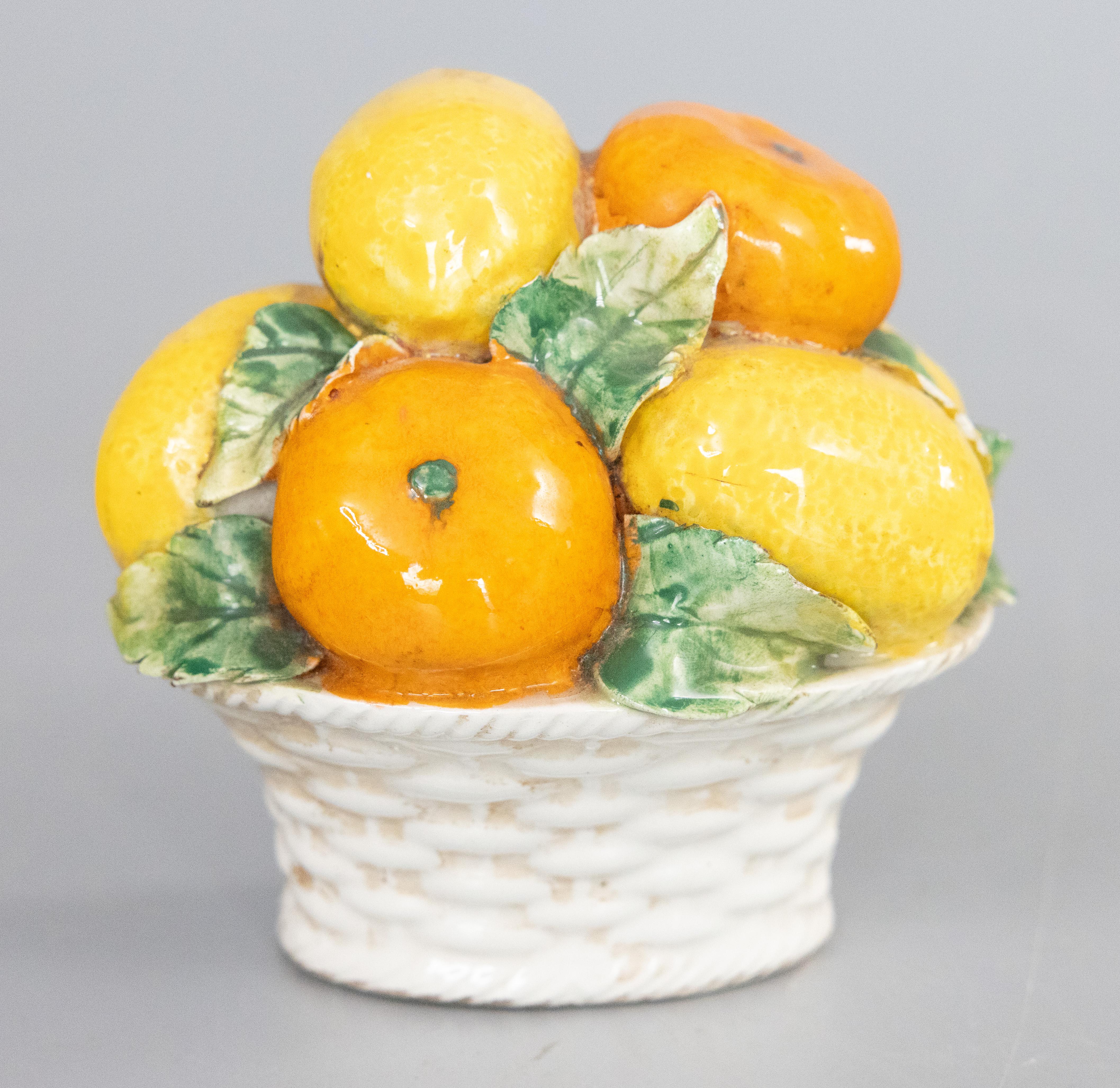 Kleiner italienischer Topiary-Korb aus Majolika in Zitronen- und Orangetönen im Angebot 1
