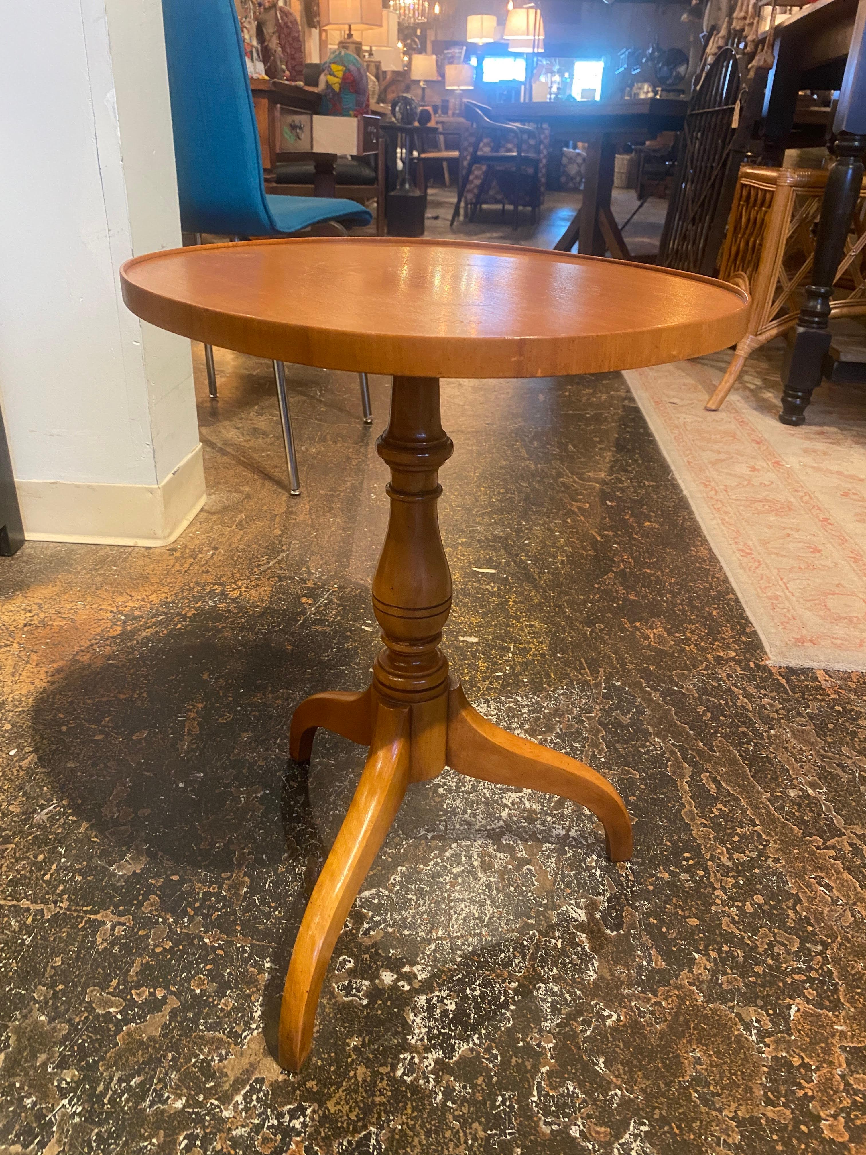 Vintage Petite Oval Side Accent Table For Sale 4