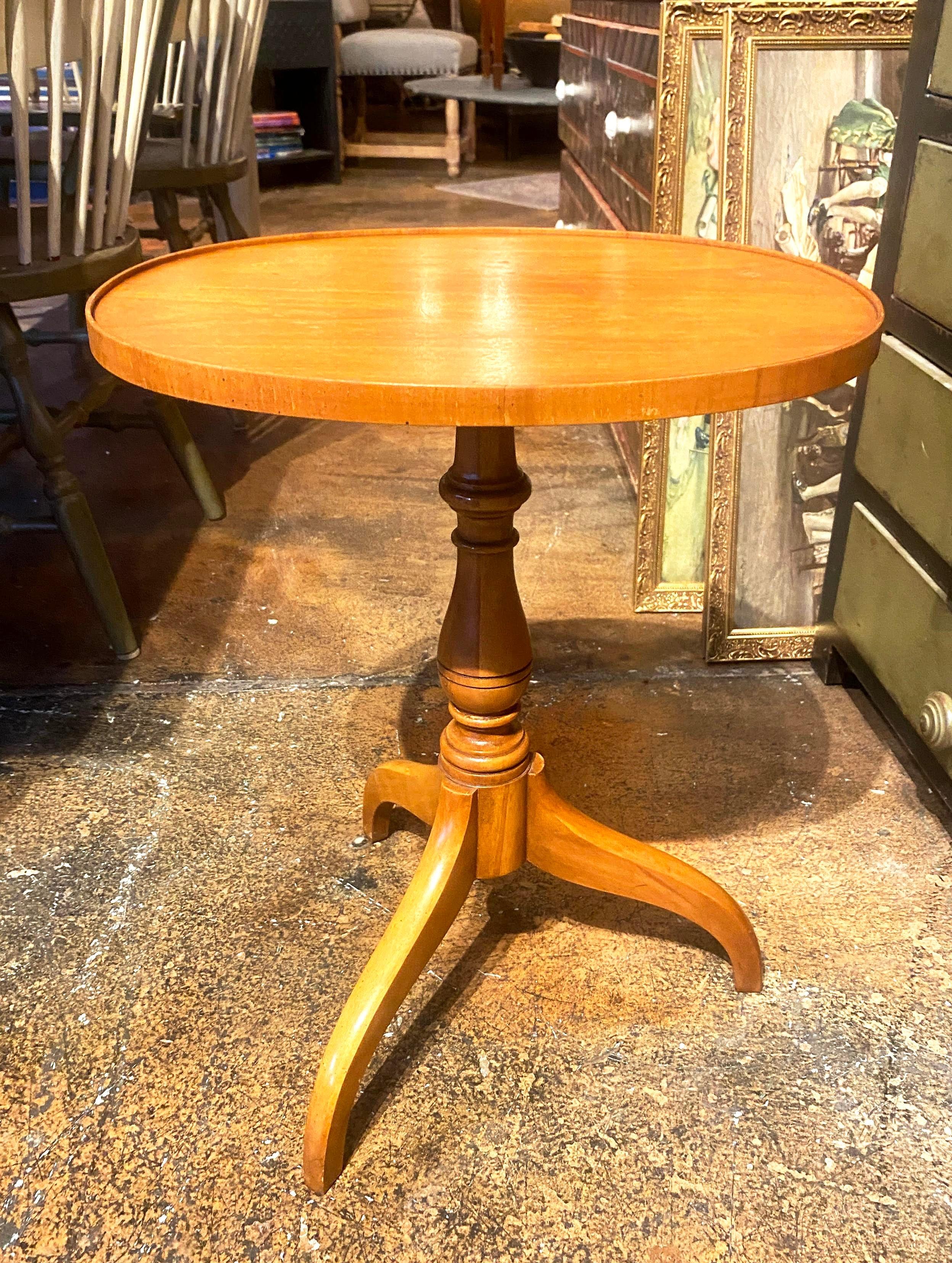 Vintage Petite Oval Side Accent Table For Sale 5