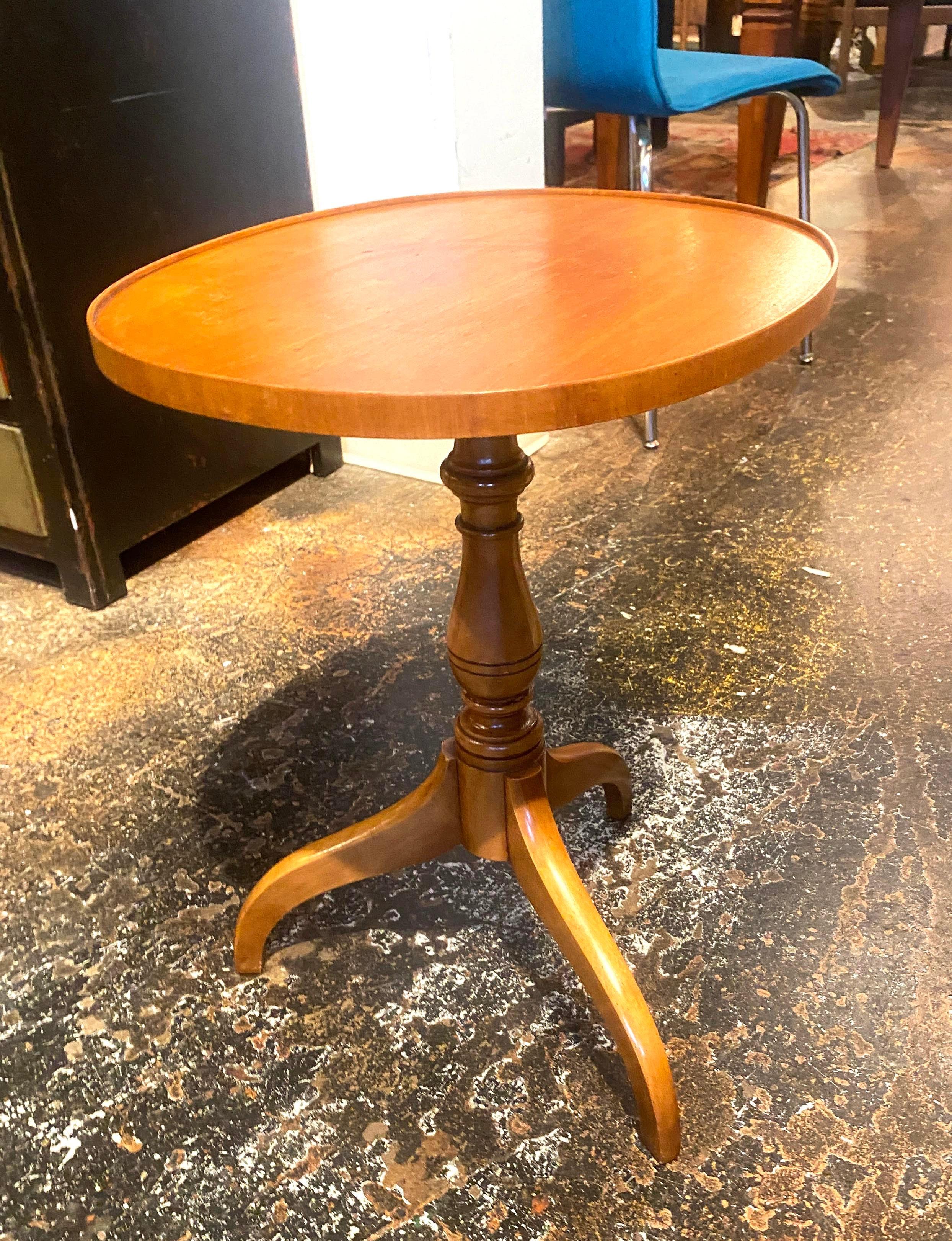 Traditioneller ovaler Petite Accent Table aus Holz im Vintage-Stil. Dieser Tisch hat eine Lippe um den Tischrand. Es gibt keine Herstellermarke. Auf der Unterseite steht die Nummer 5335 1/8.


Zustand: im Vintage-Zustand mit Gebrauchsspuren,