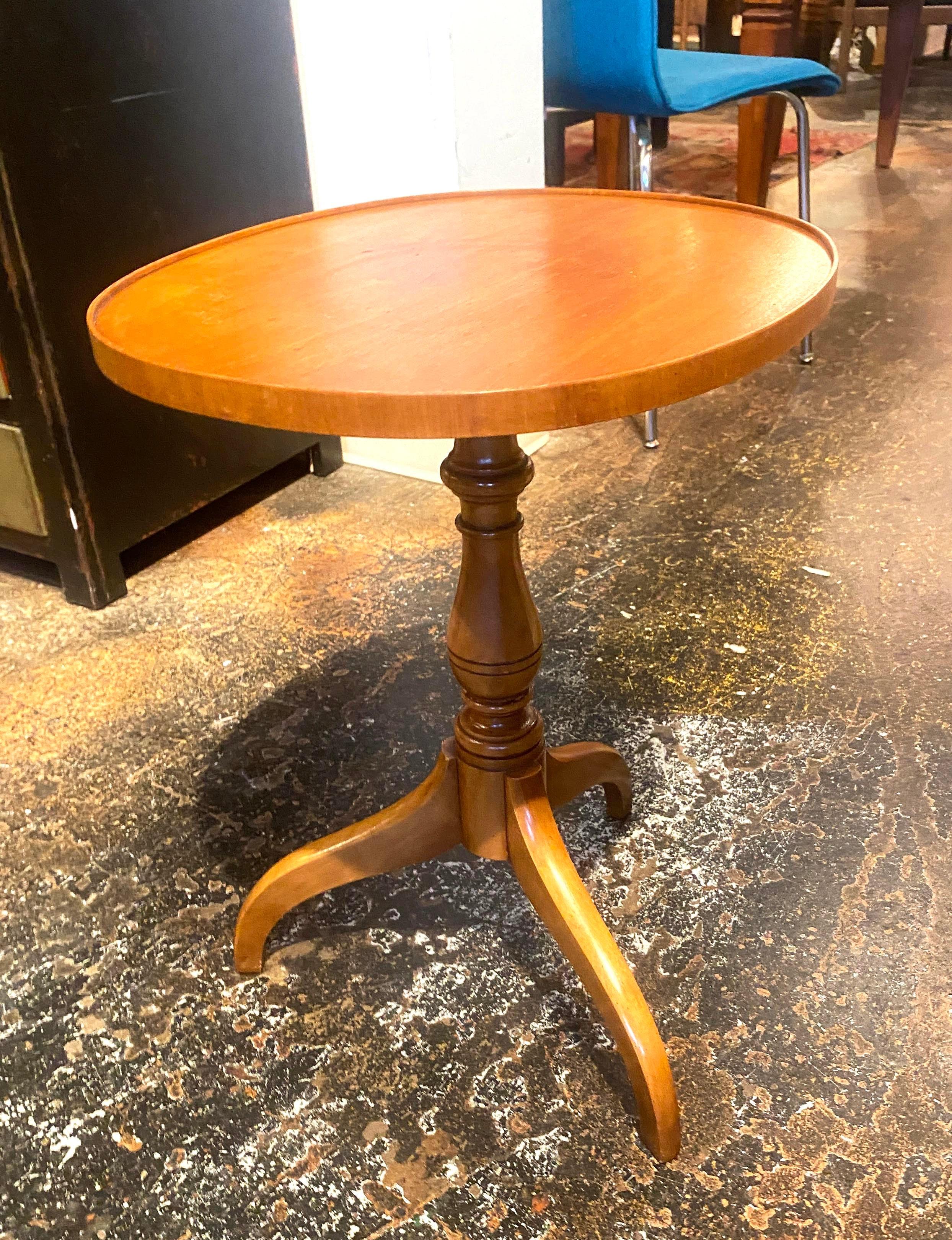 Vintage wooden traditional oval shaped Petite Accent Table. This table features a lip around the table rim. There is no makers mark. The number 5335 1/8 appears on the bottom.


Condition: in vintage condition with signs of previous use, wear from