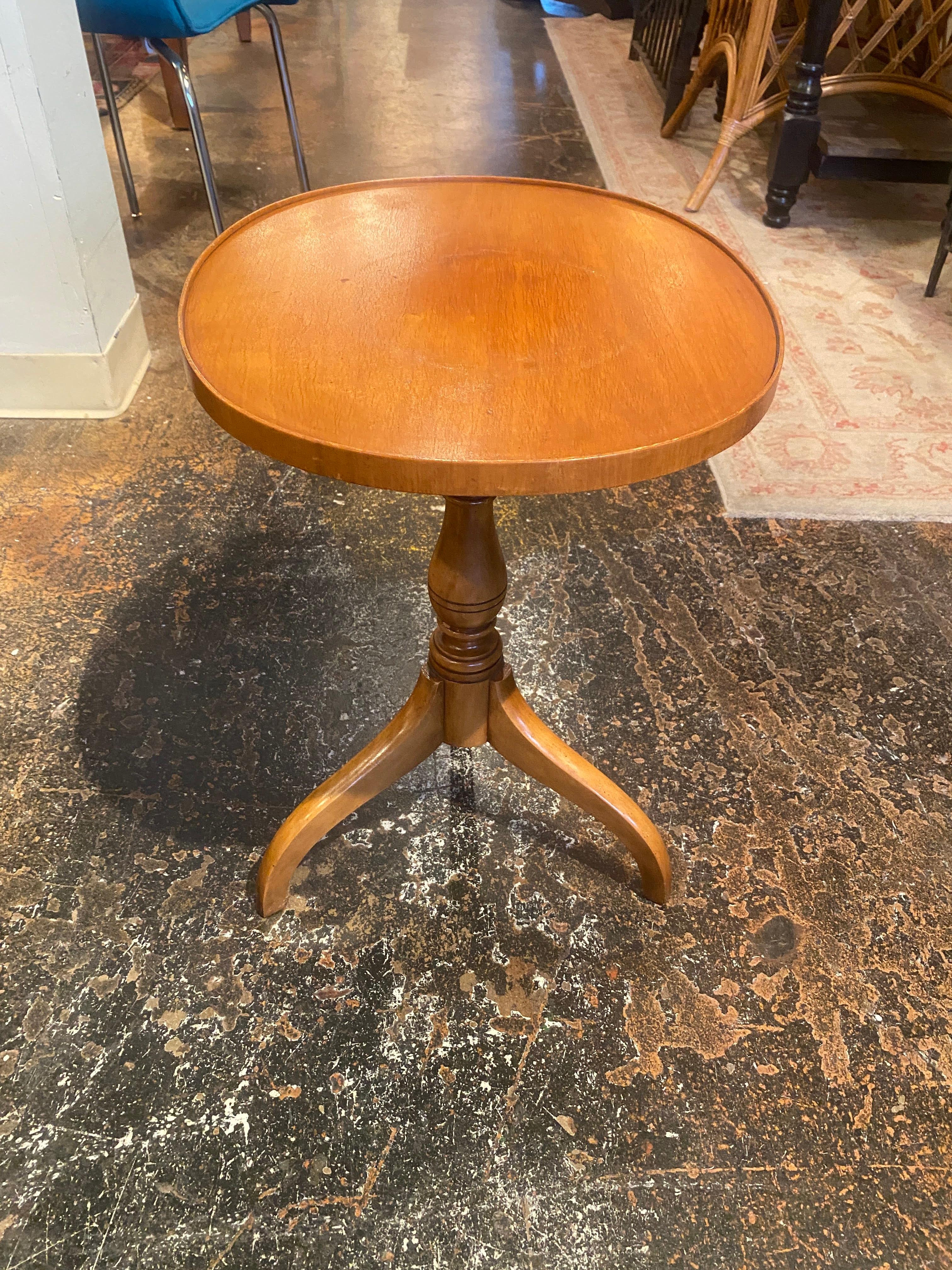 Hand-Crafted Vintage Petite Oval Side Accent Table For Sale