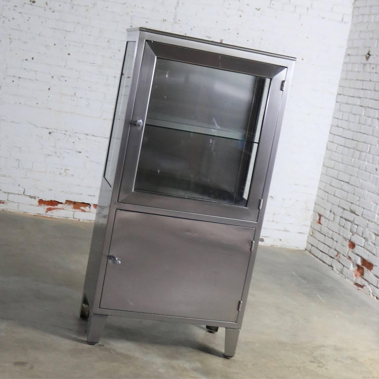 Fabulous stainless steel industrial medical cabinet that is perfect for display. In great vintage age appropriate condition with small nicks and dings and scratches as you would expect but an over-all incredible look, circa 1950s.

Fabulous!