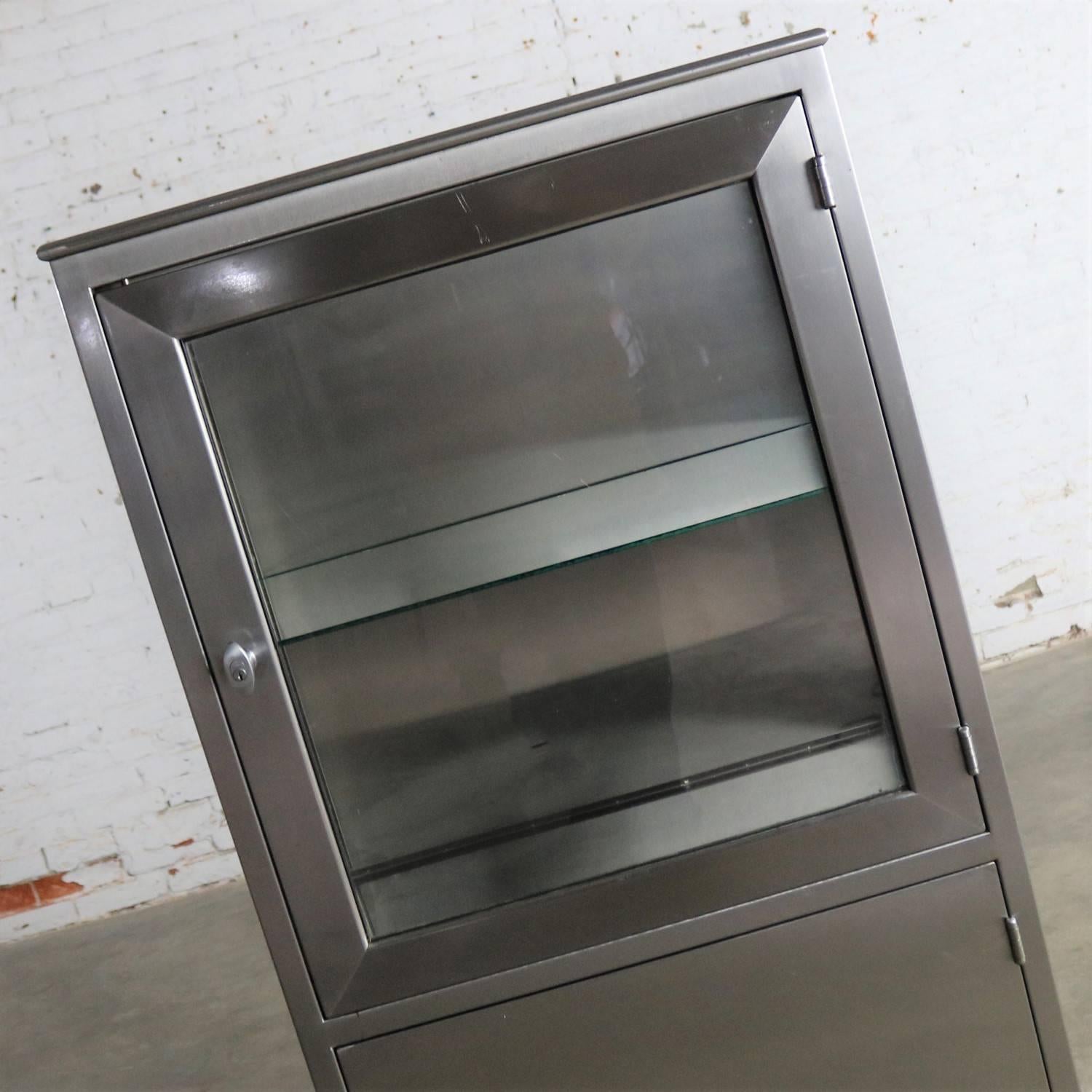 Vintage Petite Stainless Steel Industrial or Medical Display Storage Cabinet In Good Condition In Topeka, KS