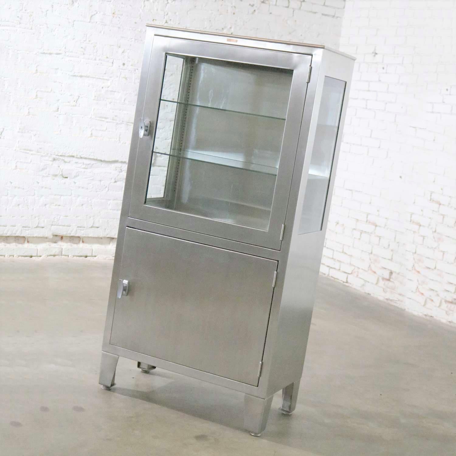 Vintage Petite Stainless Steel Industrial or Medical Display Storage Cabinet PR In Good Condition In Topeka, KS