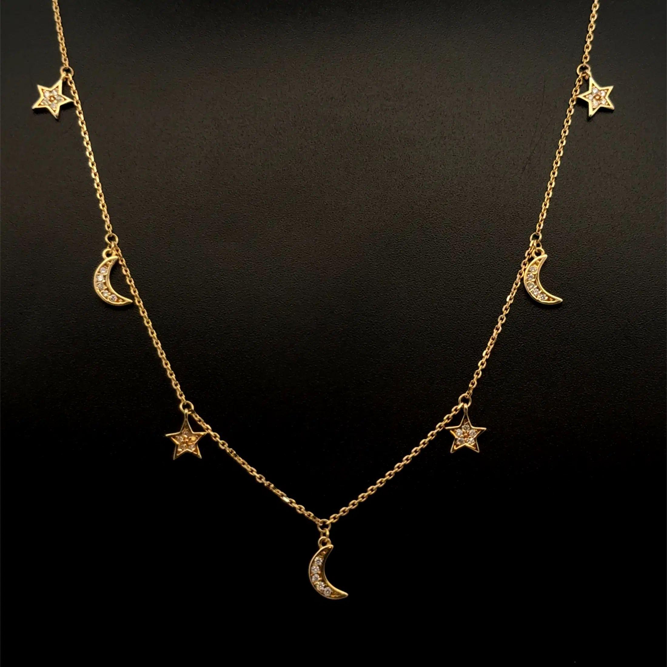 Semplicemente bello! Collana d'oro vintage Petite Sun, Moon and Stars Diamond Station. Sospeso da una catena A Link in oro giallo 14K. Misura circa 18