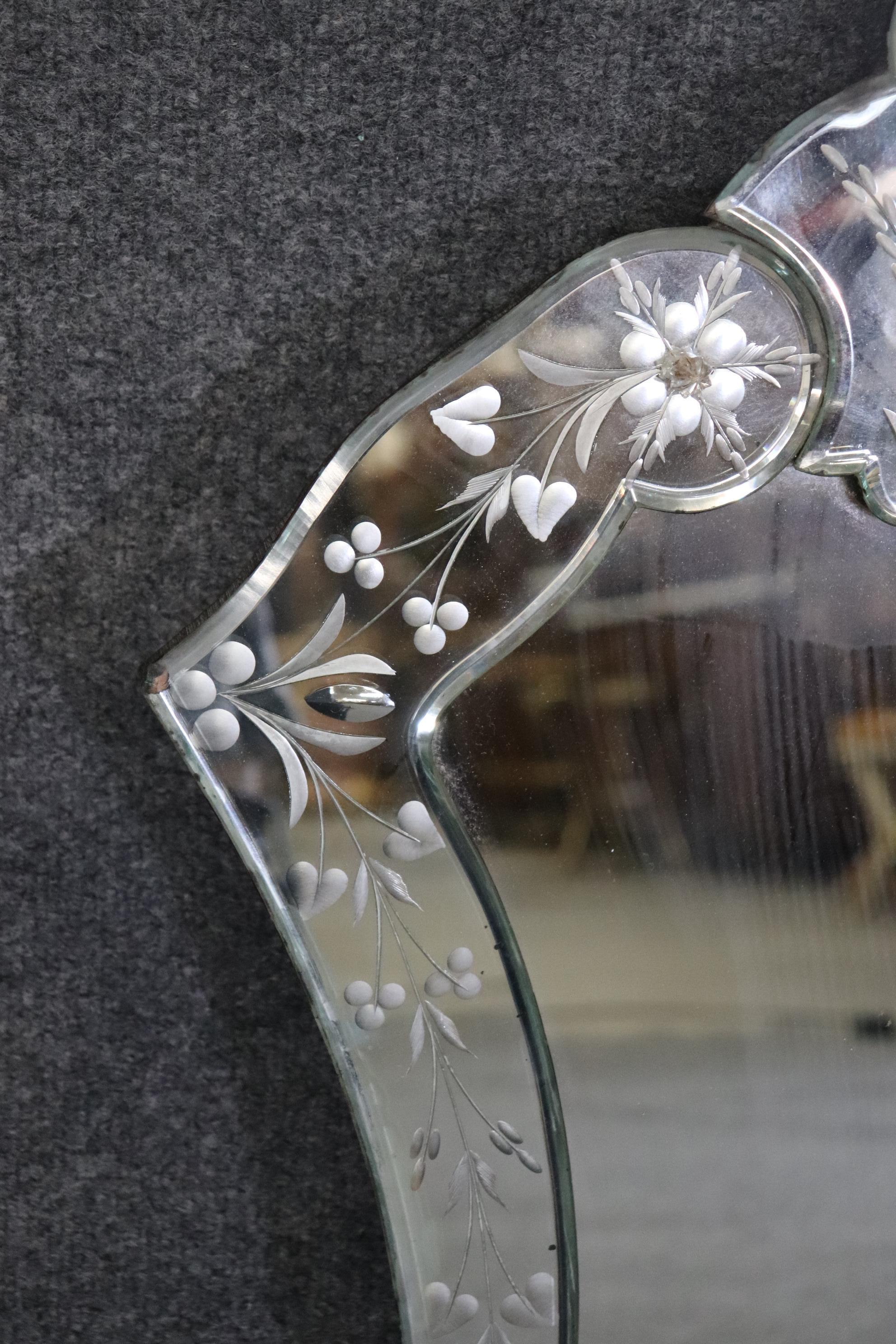 Buriné Petit miroir vénitien vintage en verre gravé à suspendre en vente