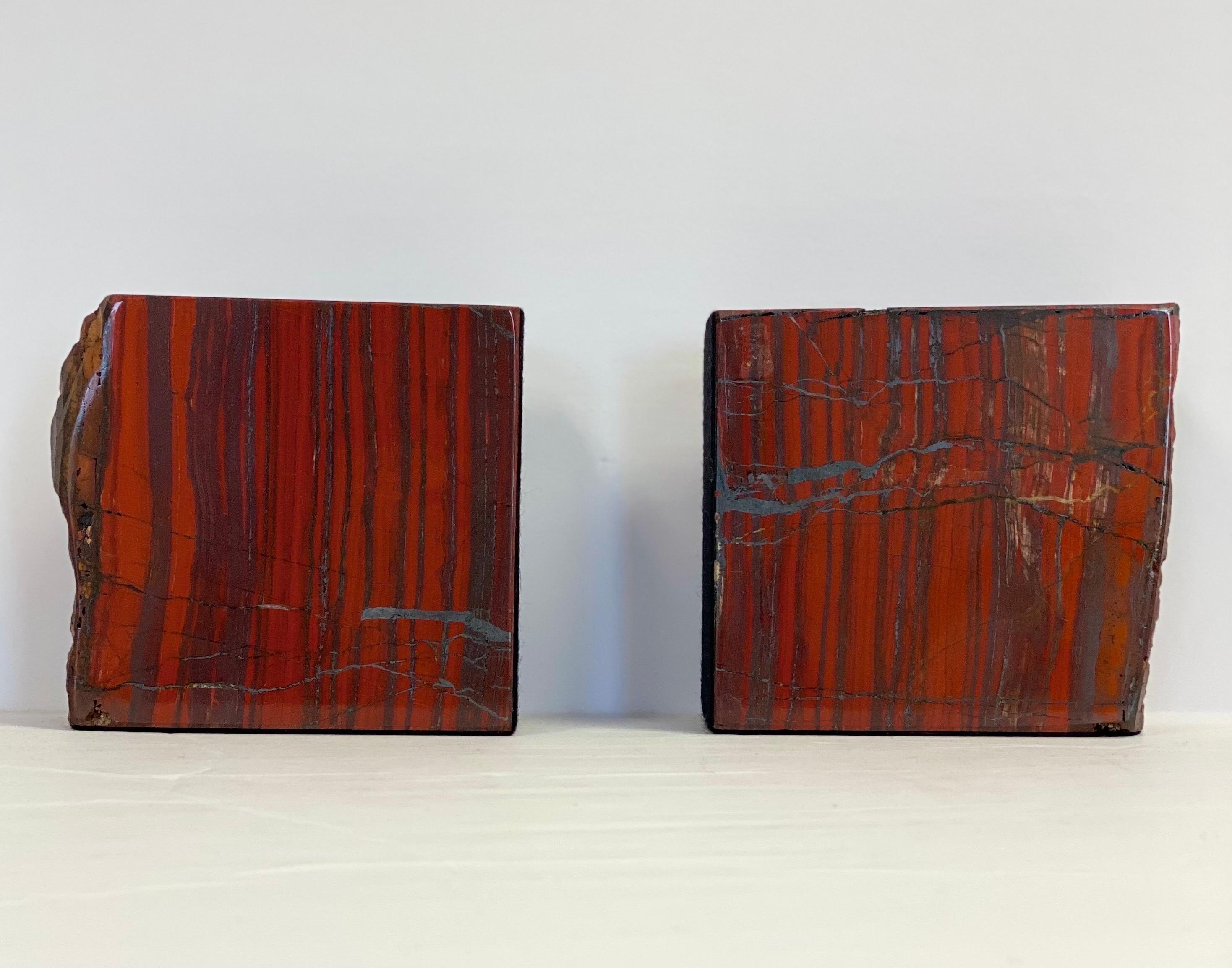 Quadratische rote Buchstützen aus versteinertem Holz, ein Paar (Organische Moderne) im Angebot