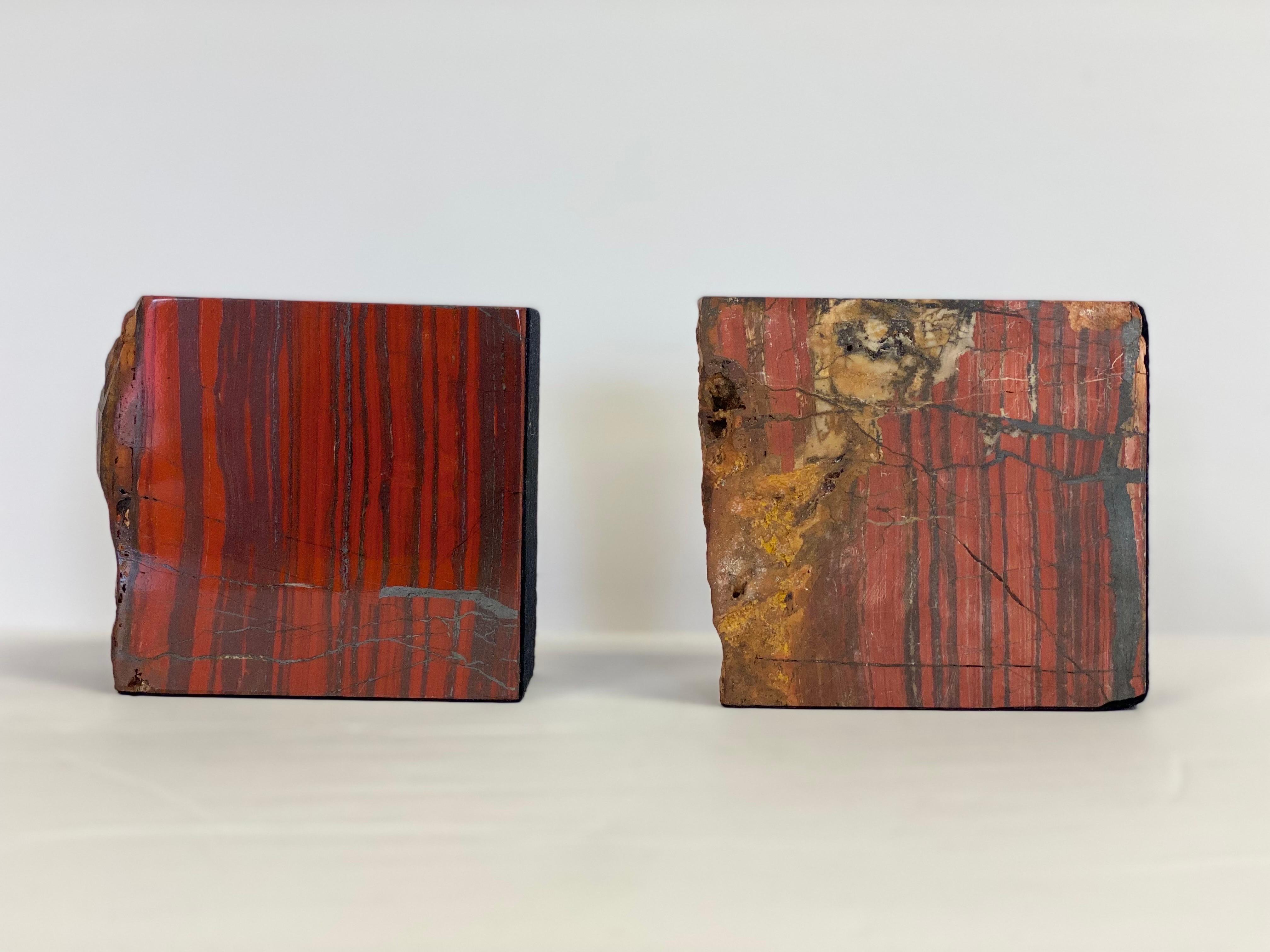 Paire de serre-livres carrés rouges vintage en bois pétrifié Bon état - En vente à Farmington Hills, MI